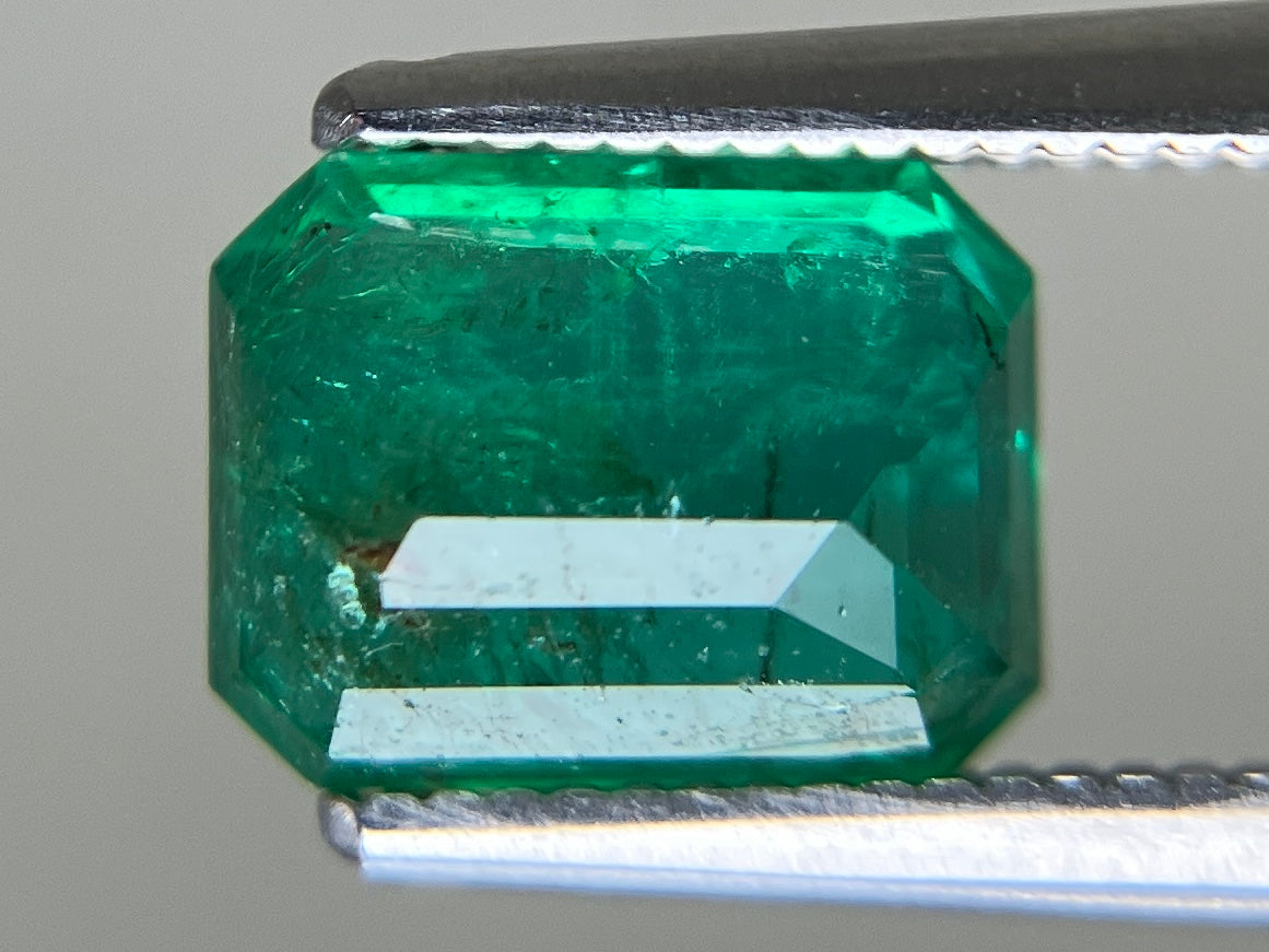 エメラルド 天然 1.798ct 中央宝石ソーティング付き 8.22㎜×6.27㎜×4.41㎜ ルース（ 裸石 ） 6993YY