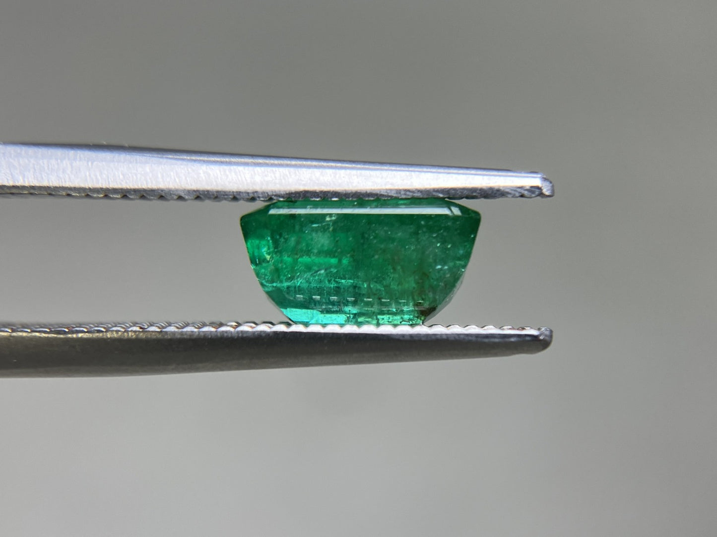 エメラルド 天然 1.798ct 中央宝石ソーティング付き 8.22㎜×6.27㎜×4.41㎜ ルース（ 裸石 ） 6993YY