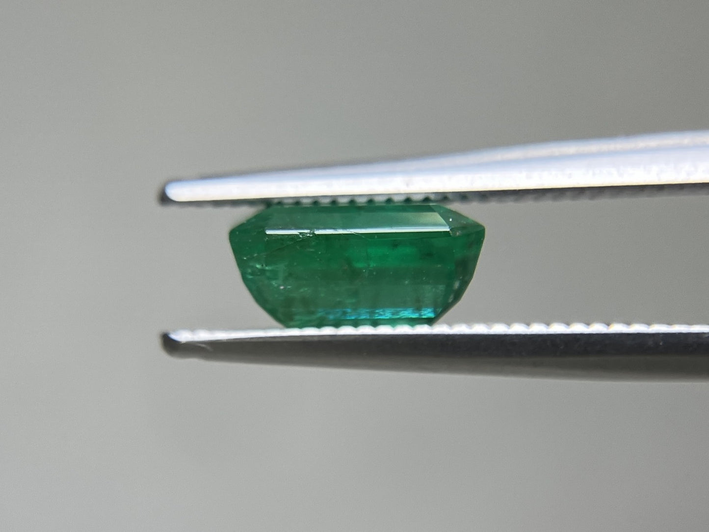 エメラルド 天然 1.798ct 中央宝石ソーティング付き 8.22㎜×6.27㎜×4.41㎜ ルース（ 裸石 ） 6993YY
