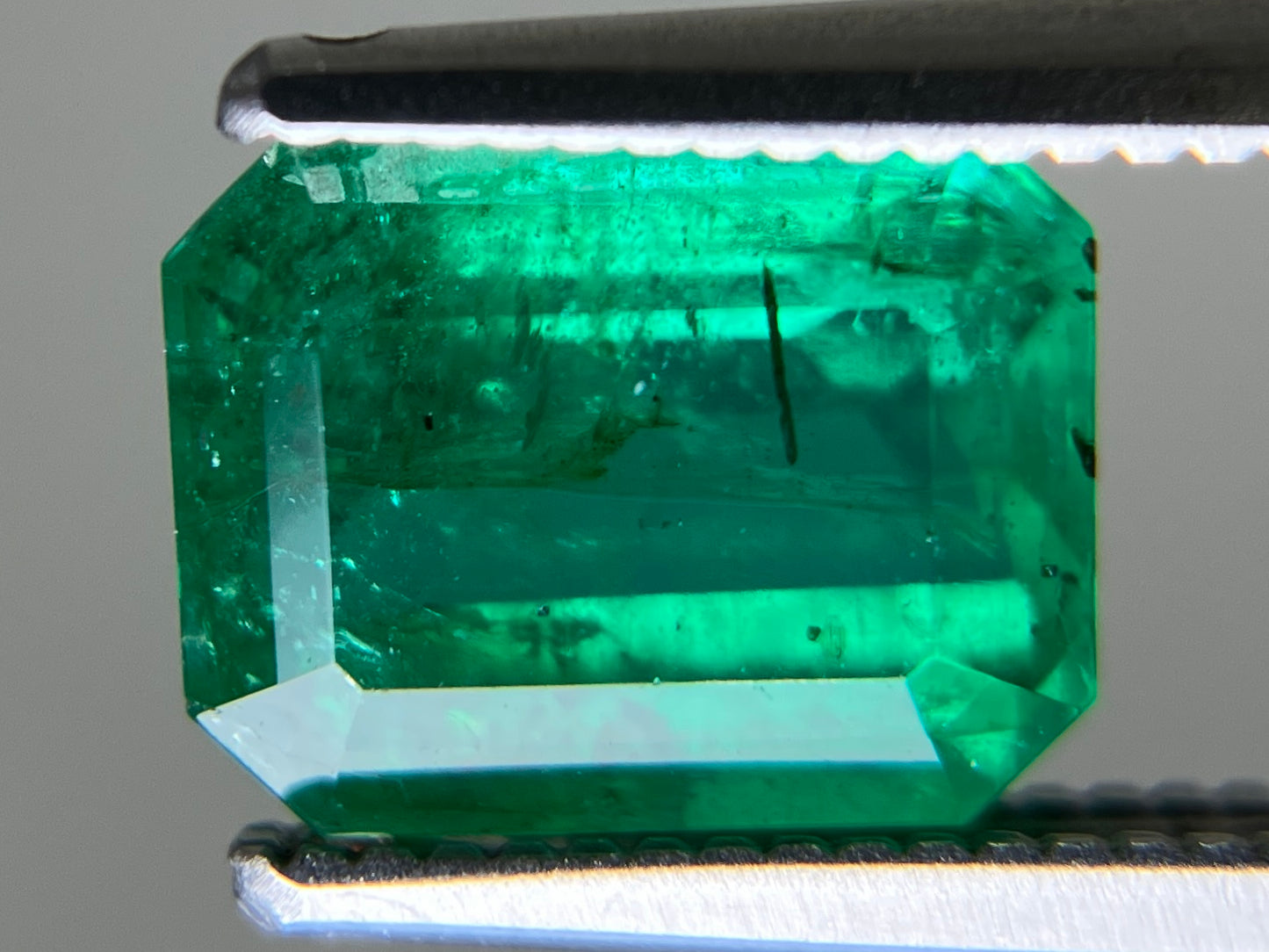 エメラルド 天然 1.798ct 中央宝石ソーティング付き 8.22㎜×6.27㎜×4.41㎜ ルース（ 裸石 ） 6993YY