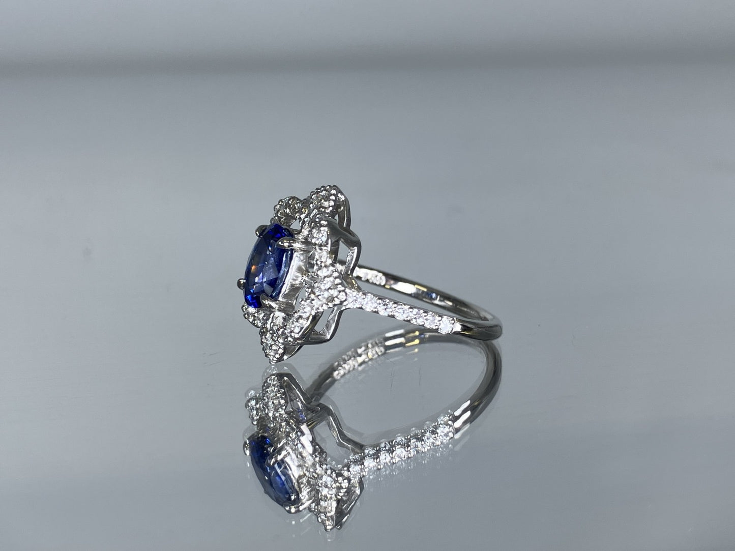 サファイア 1.59ct ロイヤルブルー royal blue AIGS鑑別書 D0.33ct PT900 5.1g 指輪 （JP13号） サイズ直し無料 8266K