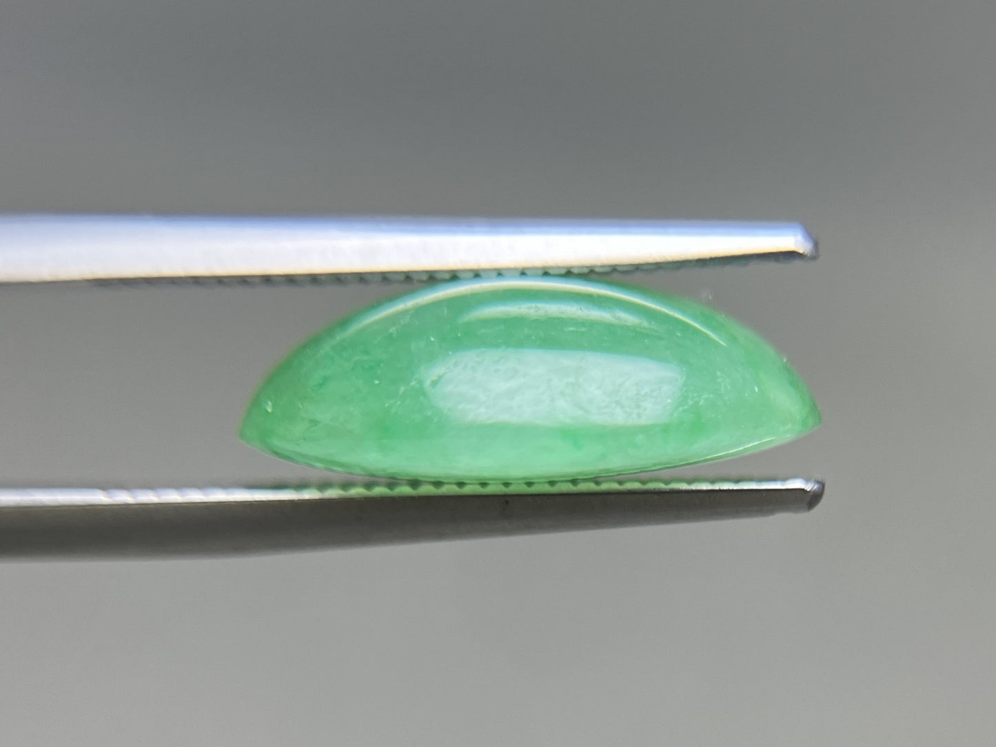 ひすい（ヒスイ 翡翠） 天然 7.995ct 宝石ソーティング付き 15.2㎜×11.3㎜×5.3㎜ ルース（ 裸石 ） 6879YY
