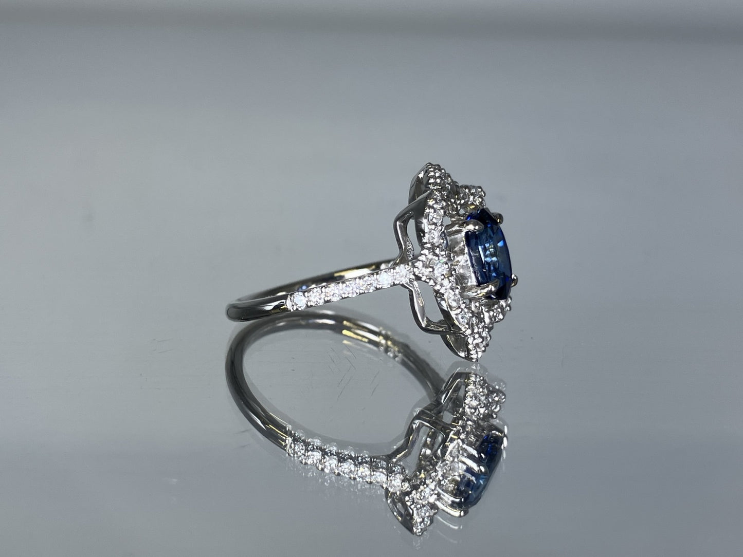 サファイア 1.59ct ロイヤルブルー royal blue AIGS鑑別書 D0.33ct PT900 5.1g 指輪 （JP13号） サイズ直し無料 8266K