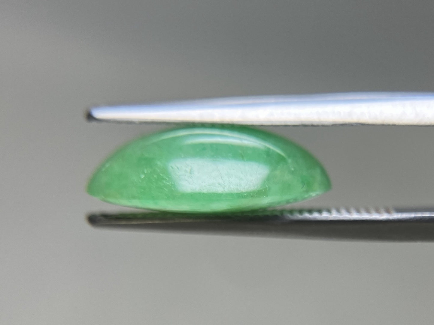 ひすい（ヒスイ 翡翠） 天然 7.995ct 宝石ソーティング付き 15.2㎜×11.3㎜×5.3㎜ ルース（ 裸石 ） 6879YY