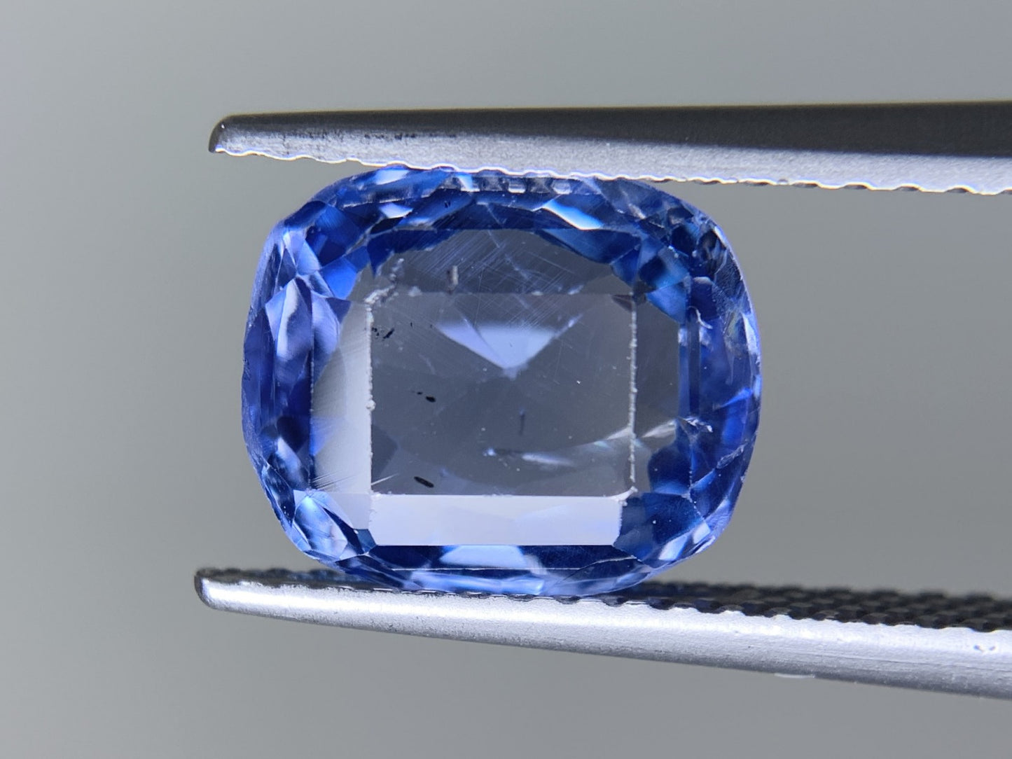 サファイア 3.94ct  GIA宝石鑑別書付き  No Heat Sri Lanka  9.65㎜×8.28㎜×4.66㎜  ルース（ 裸石 ）   4095Y