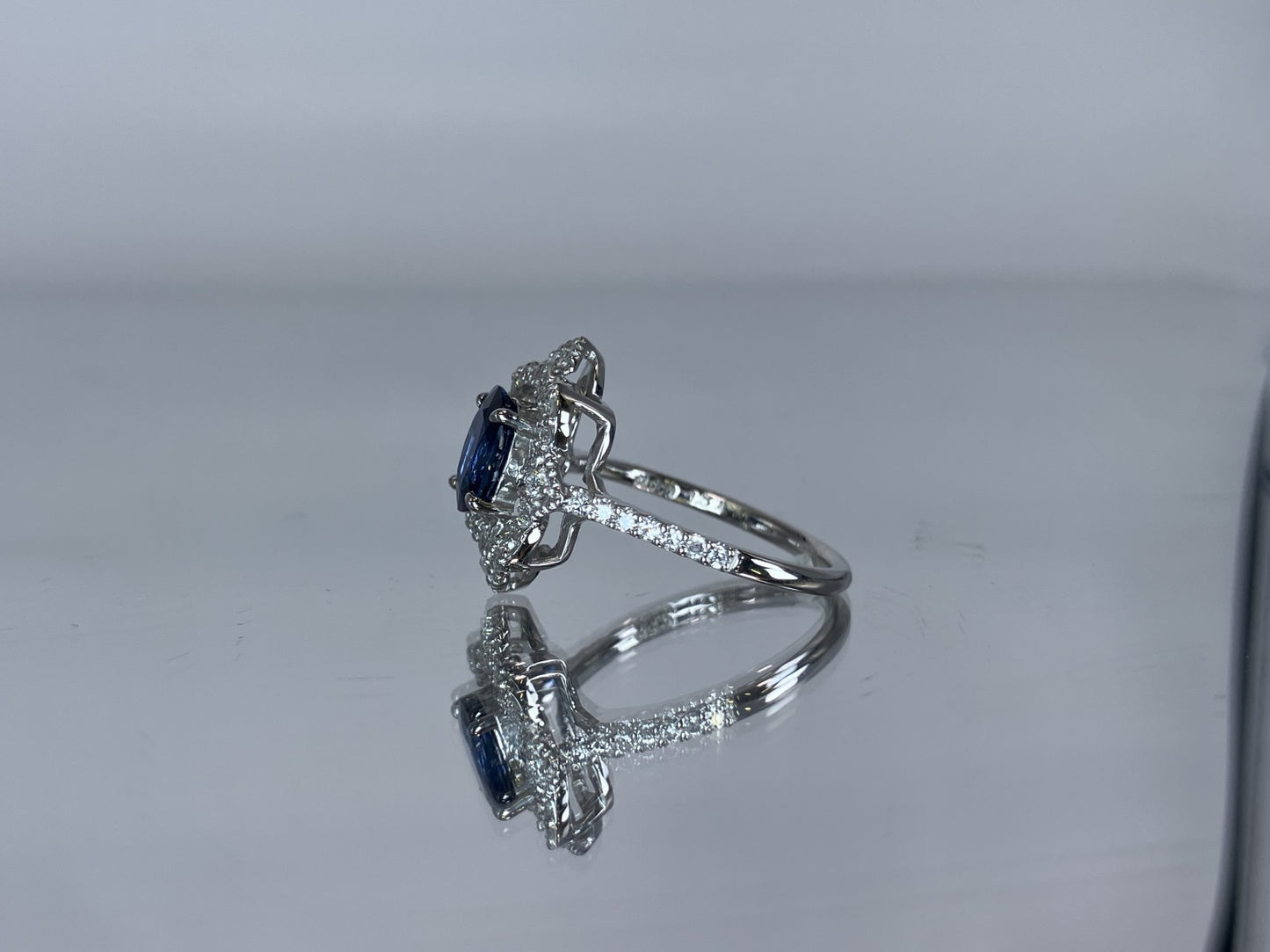 サファイア 1.34ct ロイヤルブルー royal blue AIGS鑑別書 D0.33ct PT900 5.2g 指輪 （JP13号） サイズ直し無料 8591K