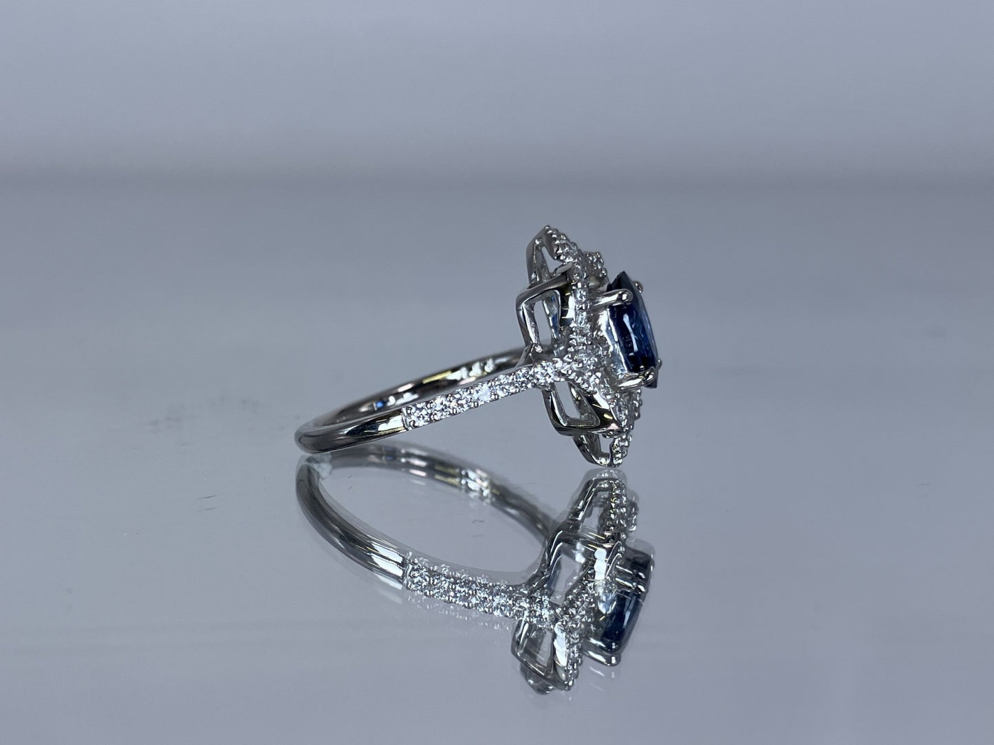 サファイア 1.34ct ロイヤルブルー royal blue AIGS鑑別書 D0.33ct PT900 5.2g 指輪 （JP13号） サイズ直し無料 8591K