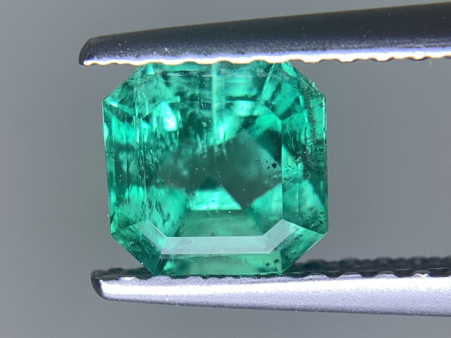 エメラルド 天然  0.889ct  中央宝石ソーティング付き  5.60㎜×5.56㎜×4.38㎜  ルース（ 裸石 ） 5874Y