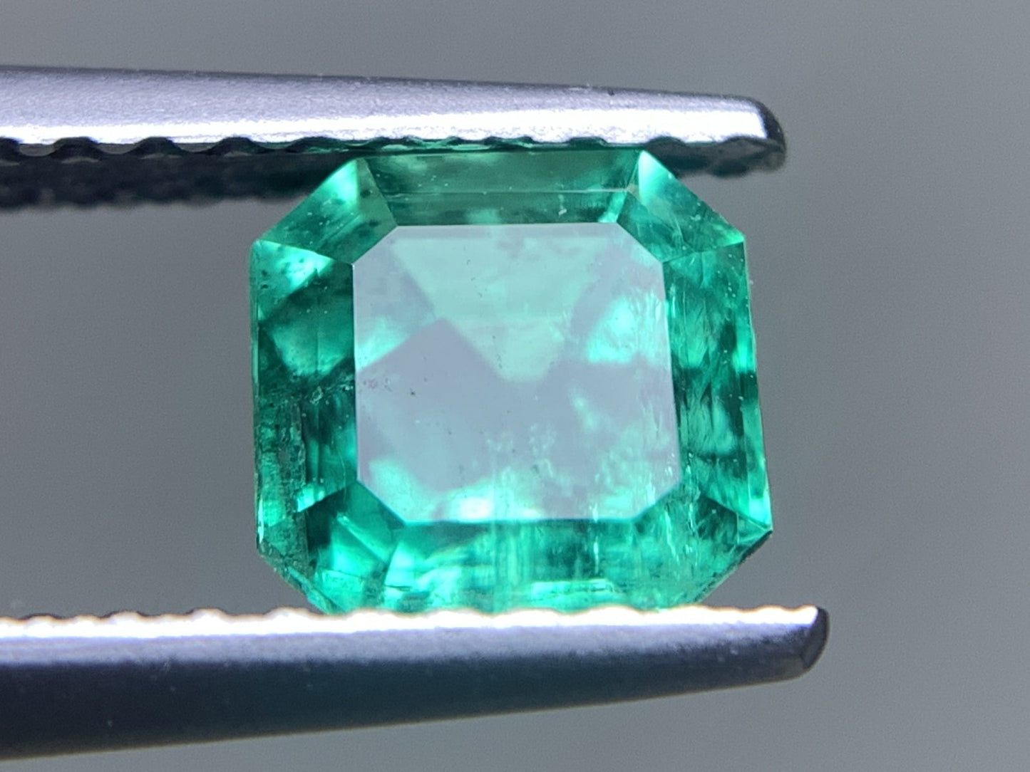 エメラルド 天然  0.889ct  中央宝石ソーティング付き  5.60㎜×5.56㎜×4.38㎜  ルース（ 裸石 ） 5874Y