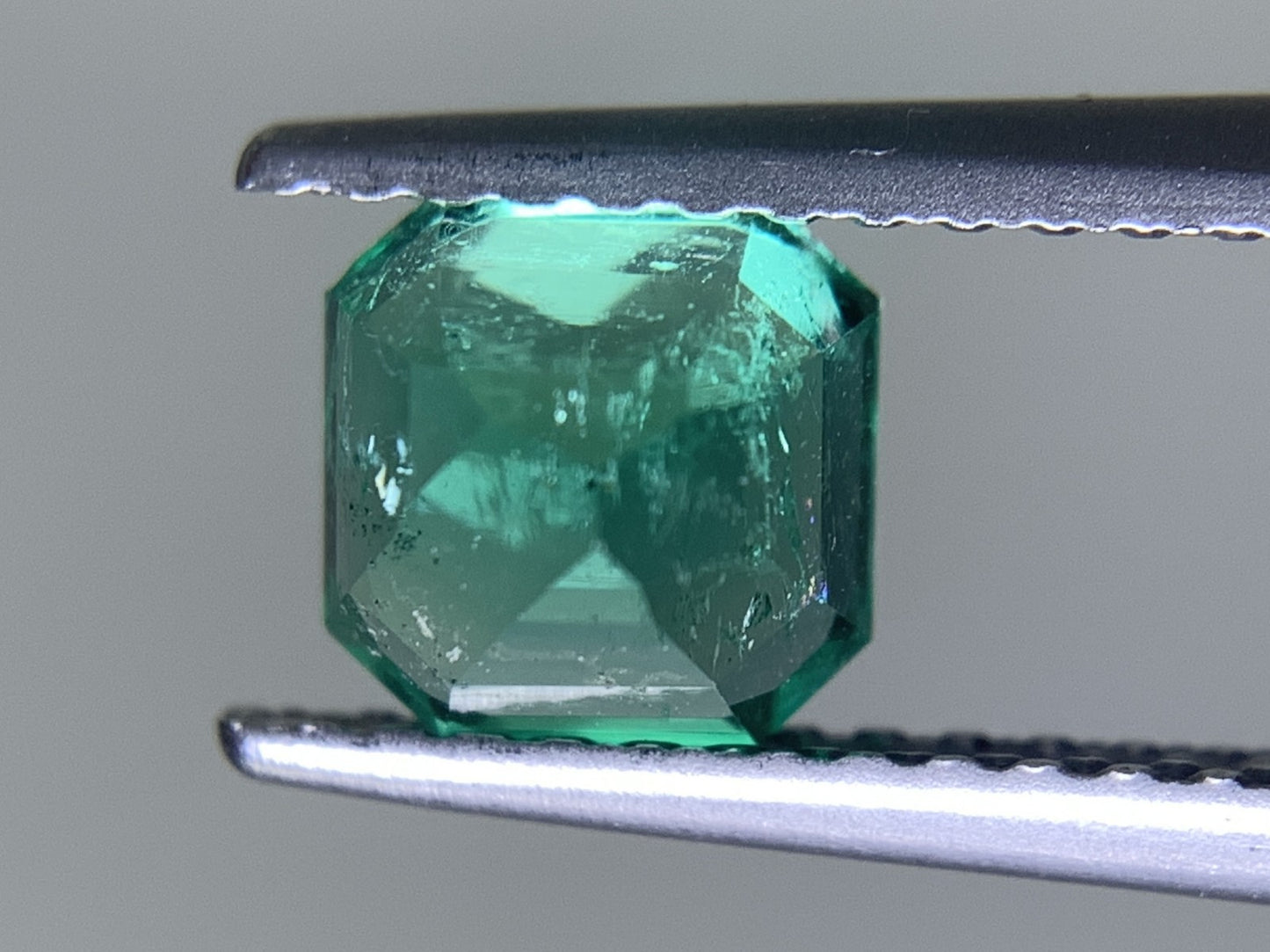 エメラルド 天然  0.889ct  中央宝石ソーティング付き  5.60㎜×5.56㎜×4.38㎜  ルース（ 裸石 ） 5874Y
