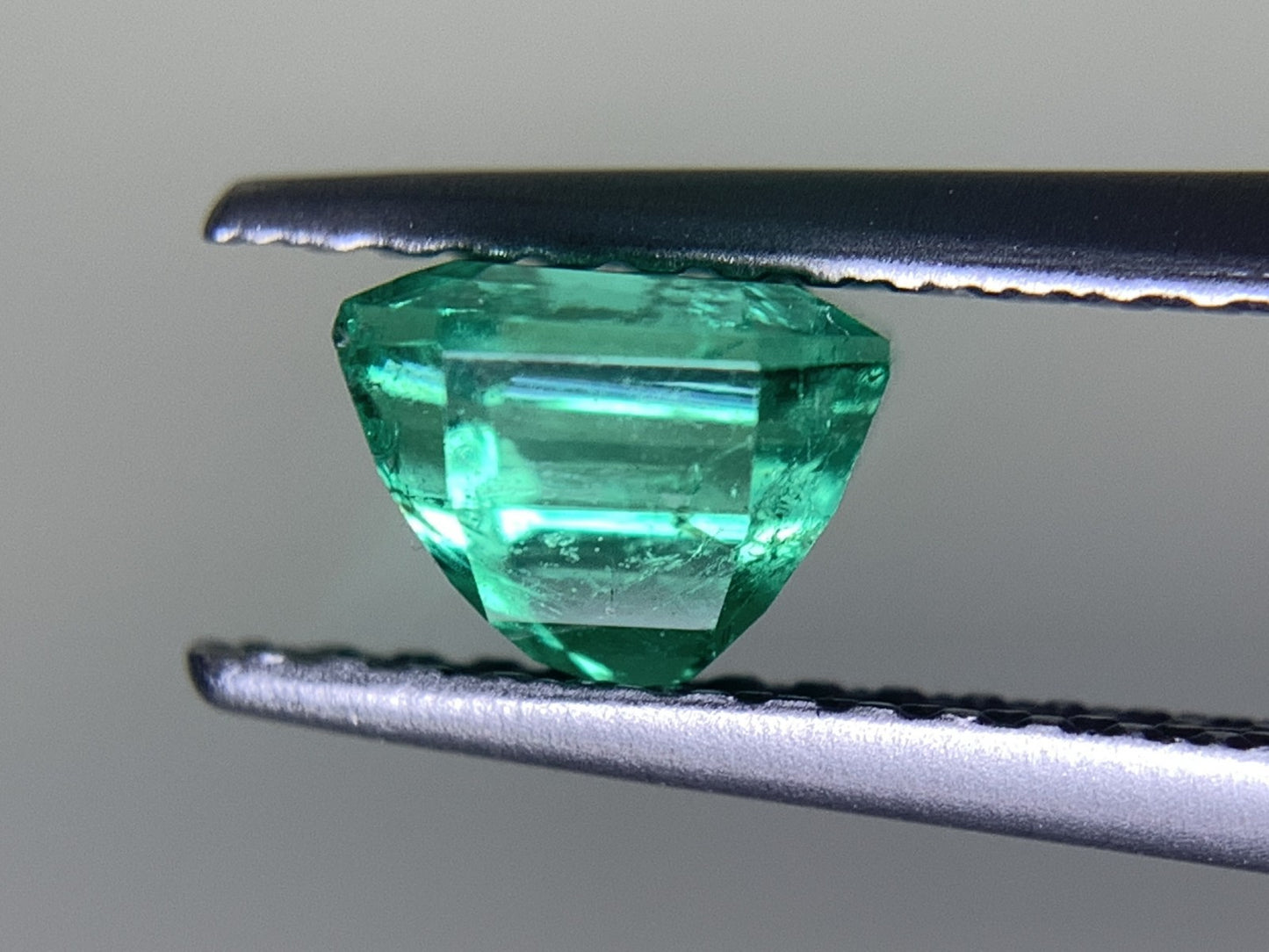エメラルド 天然  0.889ct  中央宝石ソーティング付き  5.60㎜×5.56㎜×4.38㎜  ルース（ 裸石 ） 5874Y