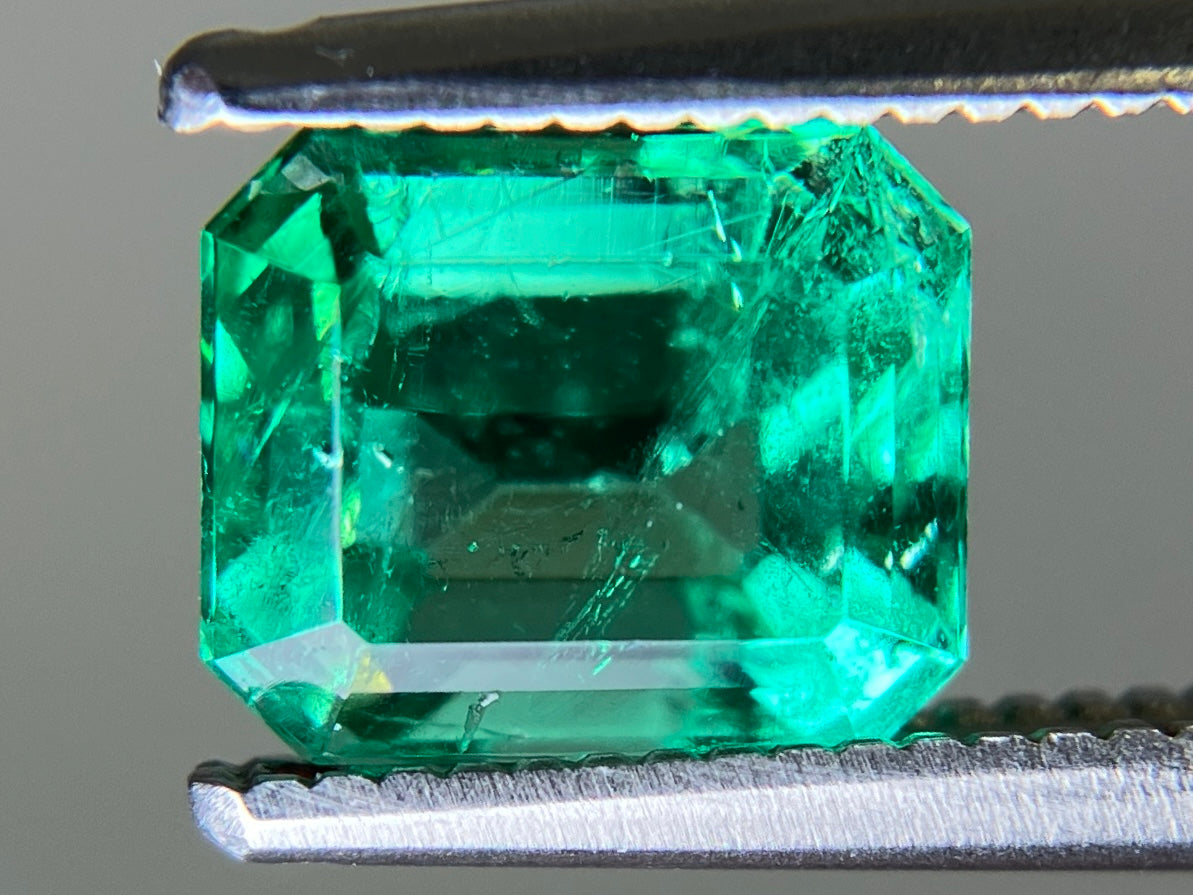 エメラルド 天然 1.409ct 中央宝石ソーティング付き 7.12㎜×5.98㎜×4.78㎜ ルース（ 裸石 ） 7043YY