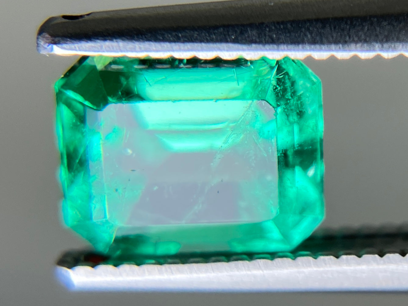 エメラルド 天然 1.409ct 中央宝石ソーティング付き 7.12㎜×5.98㎜×4.78㎜ ルース（ 裸石 ） 7043YY