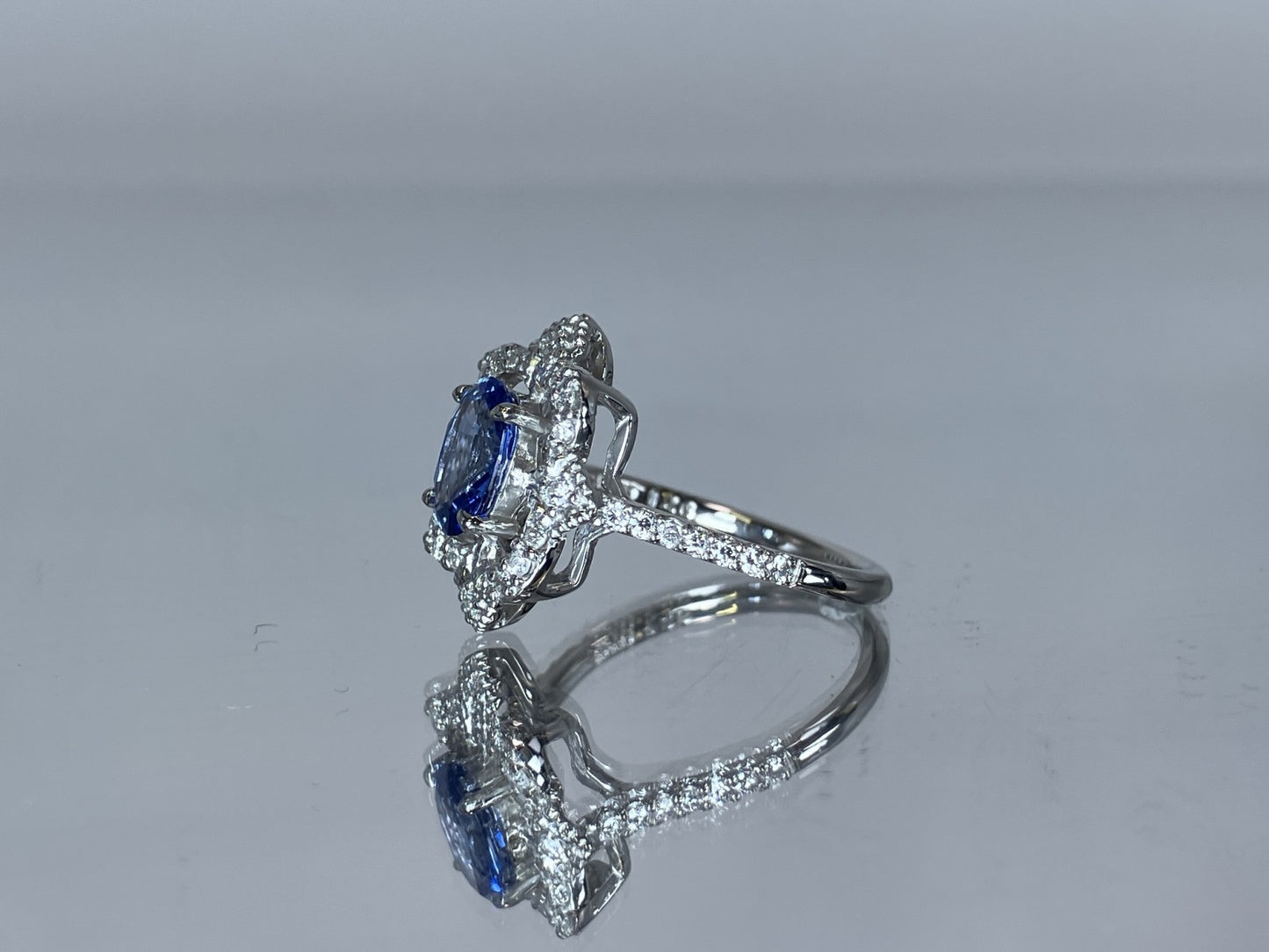 サファイア 1.26ct コンフラワーブルー Cornflower blue AIGS鑑別書 D0.33ct PT900 5.2g 指輪 （JP13号） サイズ直し無料 8791K