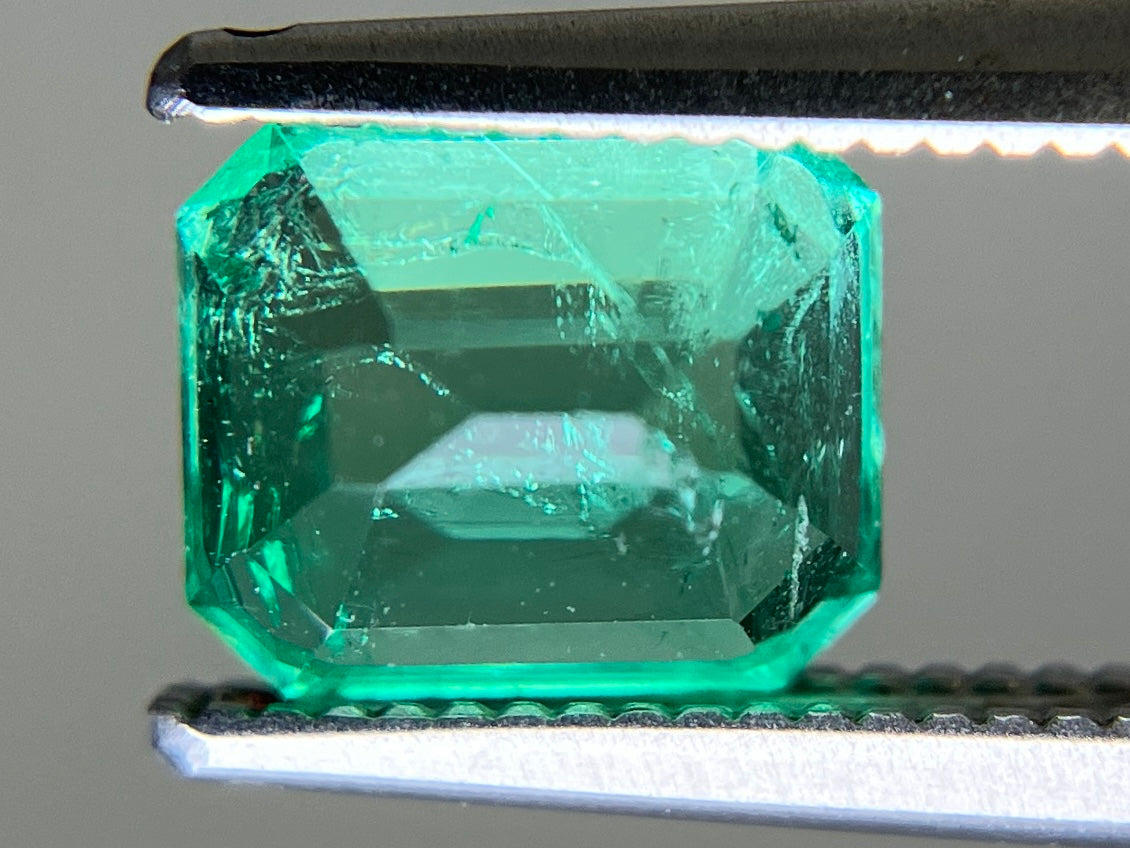 エメラルド 天然 1.409ct 中央宝石ソーティング付き 7.12㎜×5.98㎜×4.78㎜ ルース（ 裸石 ） 7043YY