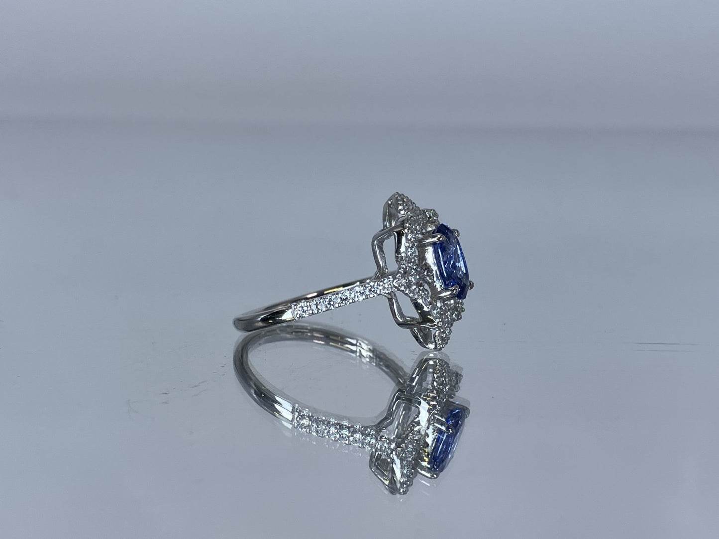 サファイア 1.26ct コンフラワーブルー Cornflower blue AIGS鑑別書 D0.33ct PT900 5.2g 指輪 （JP13号） サイズ直し無料 8791K