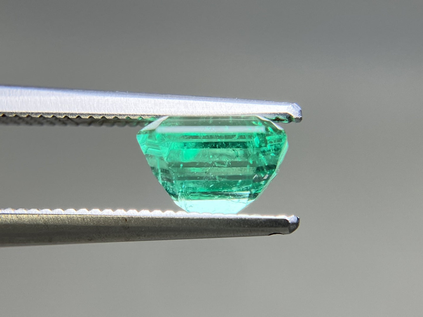 エメラルド 天然 1.409ct 中央宝石ソーティング付き 7.12㎜×5.98㎜×4.78㎜ ルース（ 裸石 ） 7043YY