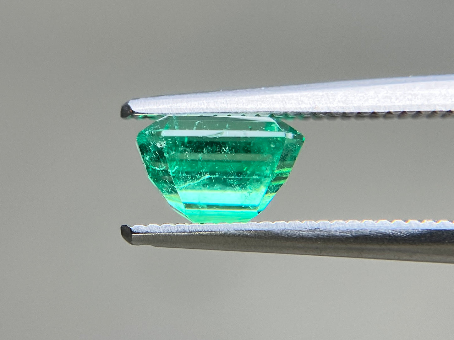 エメラルド 天然 1.409ct 中央宝石ソーティング付き 7.12㎜×5.98㎜×4.78㎜ ルース（ 裸石 ） 7043YY