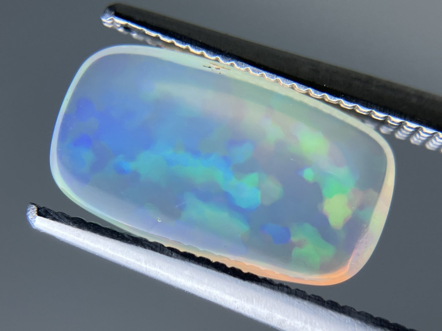 オパール 1.790ct 宝石ソーティング付き  12.6㎜×7.1㎜×3.4㎜  ルース（ 裸石 ） 3897YY
