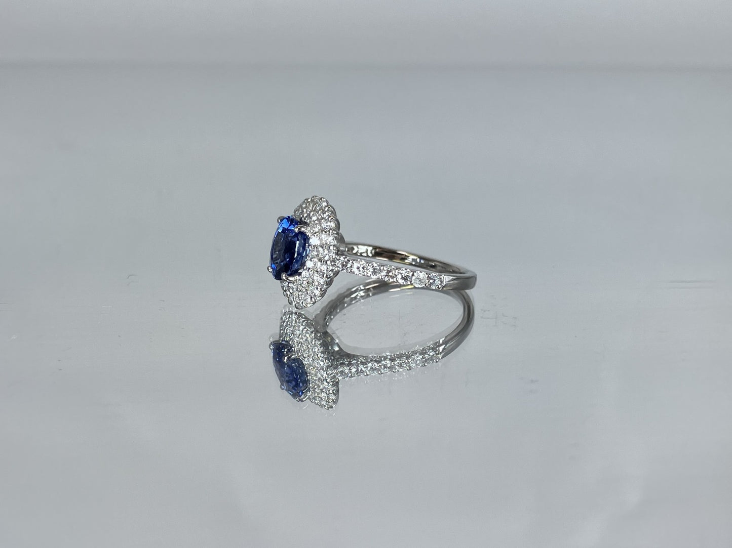 サファイア 1.58ct コンフラワーブルー Cornflower blue AIGS鑑別書 D0.72ct PT900 5.2g 指輪 （JP13号） サイズ直し無料 8358K