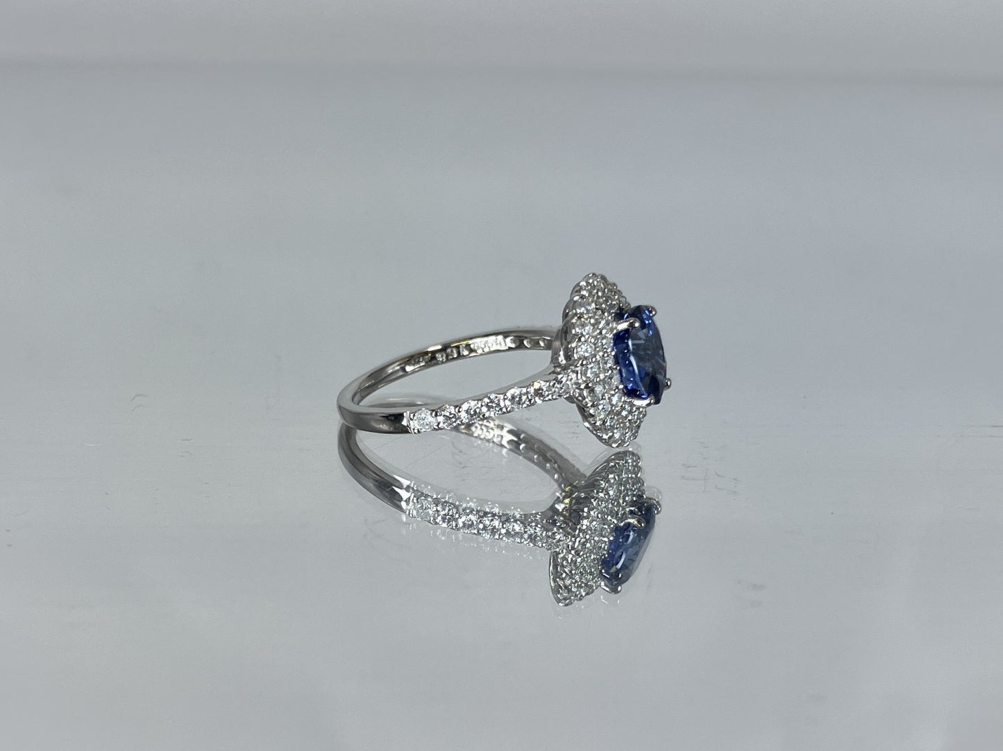 サファイア 1.58ct コンフラワーブルー Cornflower blue AIGS鑑別書 D0.72ct PT900 5.2g 指輪 （JP13号） サイズ直し無料 8358K
