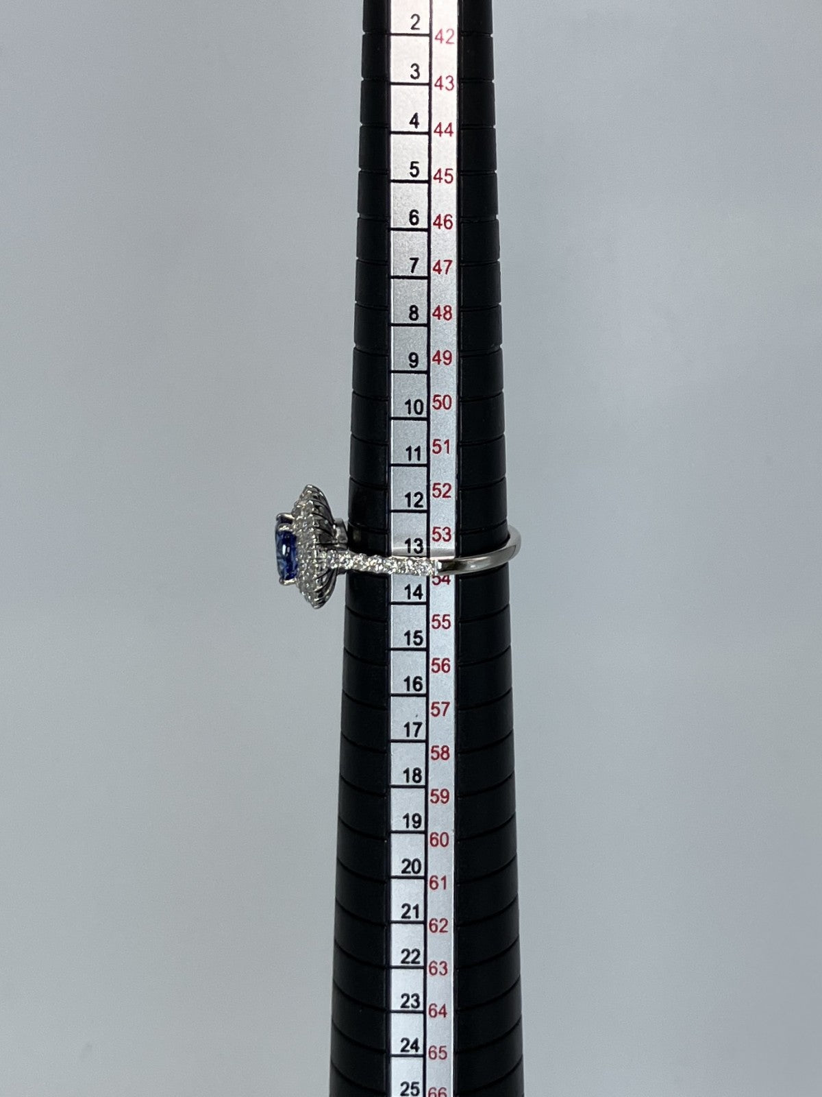 サファイア 1.58ct コンフラワーブルー Cornflower blue AIGS鑑別書 D0.72ct PT900 5.2g 指輪 （JP13号） サイズ直し無料 8358K