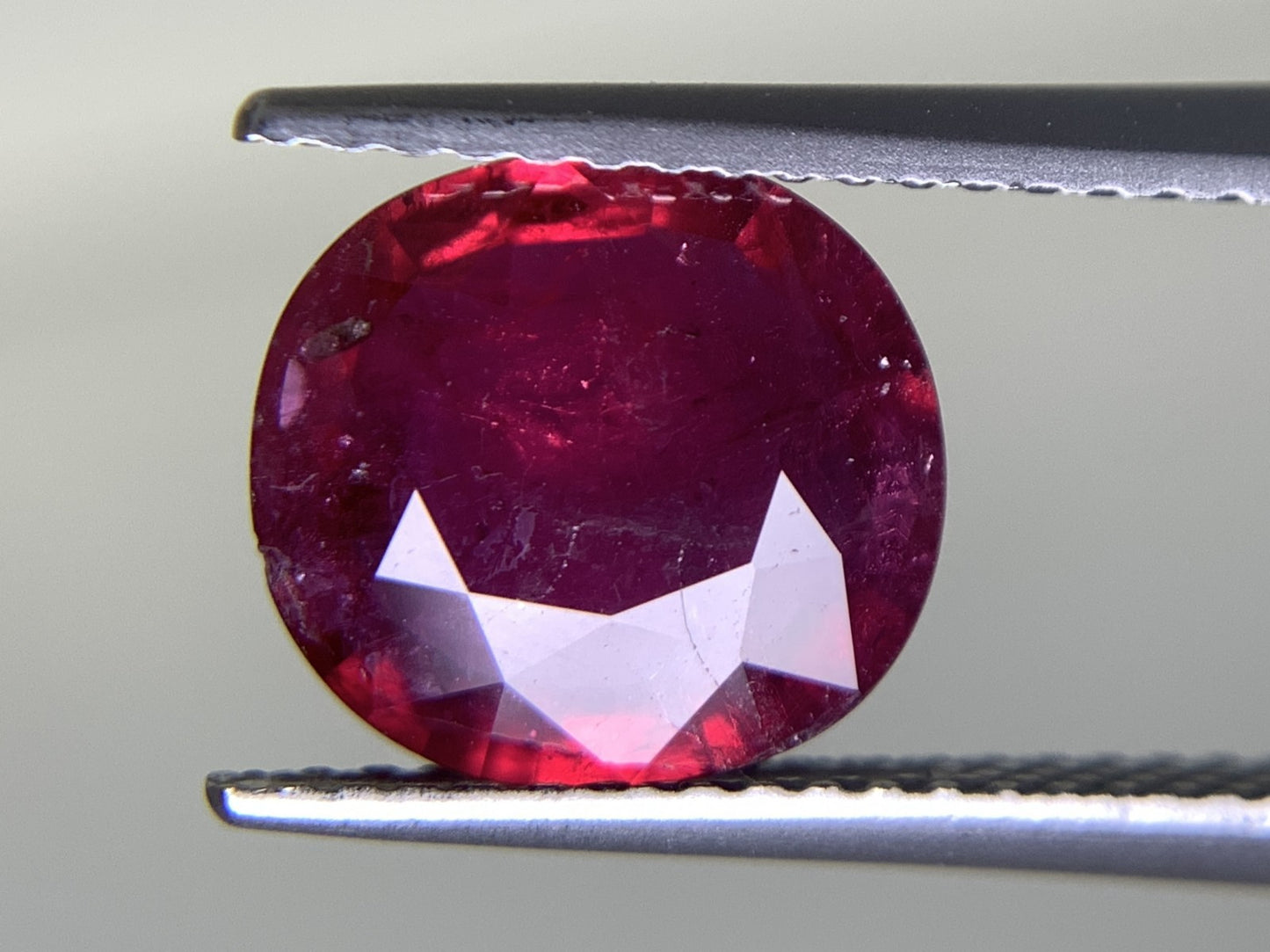 ルビー 天然  2.697ct  中央宝石ソーティング付き  9.52㎜×8.84㎜×3.32㎜  ルース（ 裸石 ） 5627Y