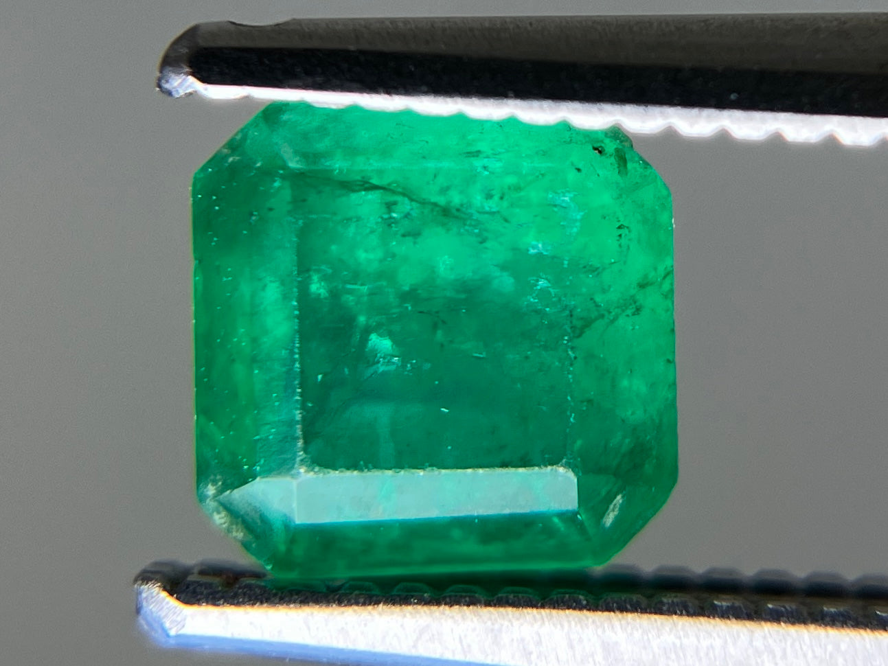 エメラルド 天然 0.792ct 宝石ソーティング付き 5.5㎜×5.5㎜×3.6㎜ ルース（ 裸石 ） 7079YY