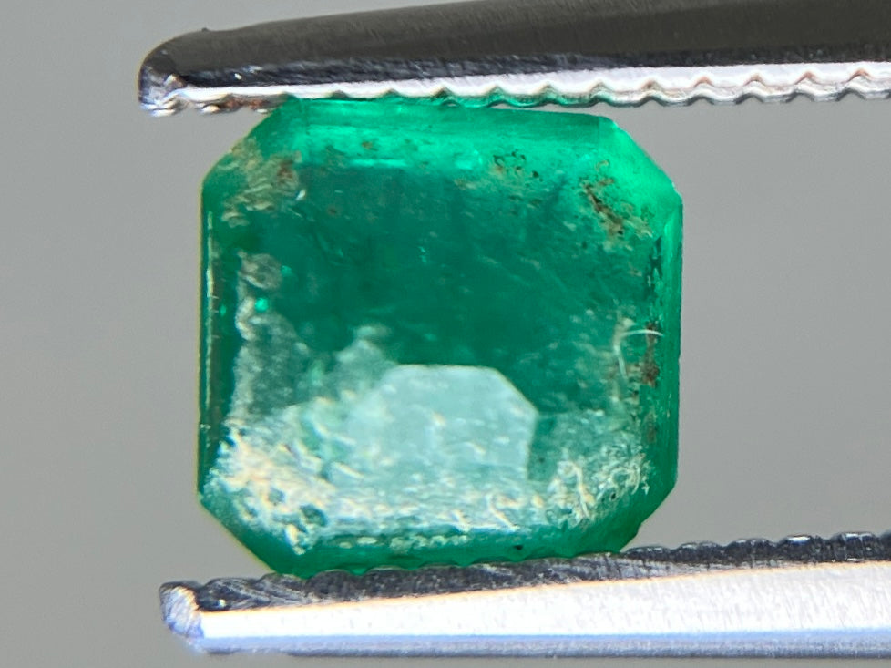 エメラルド 天然 0.792ct 宝石ソーティング付き 5.5㎜×5.5㎜×3.6㎜ ルース（ 裸石 ） 7079YY