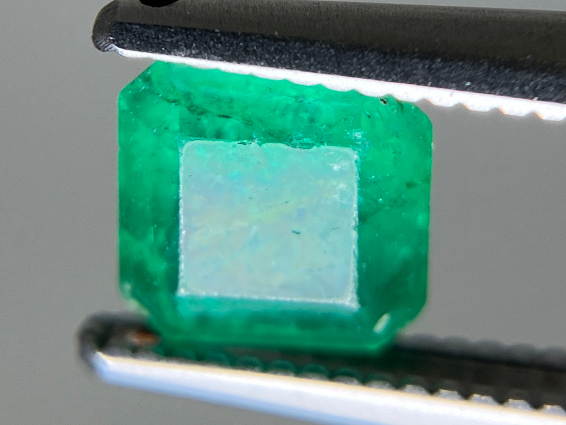 エメラルド 天然 0.792ct 宝石ソーティング付き 5.5㎜×5.5㎜×3.6㎜ ルース（ 裸石 ） 7079YY