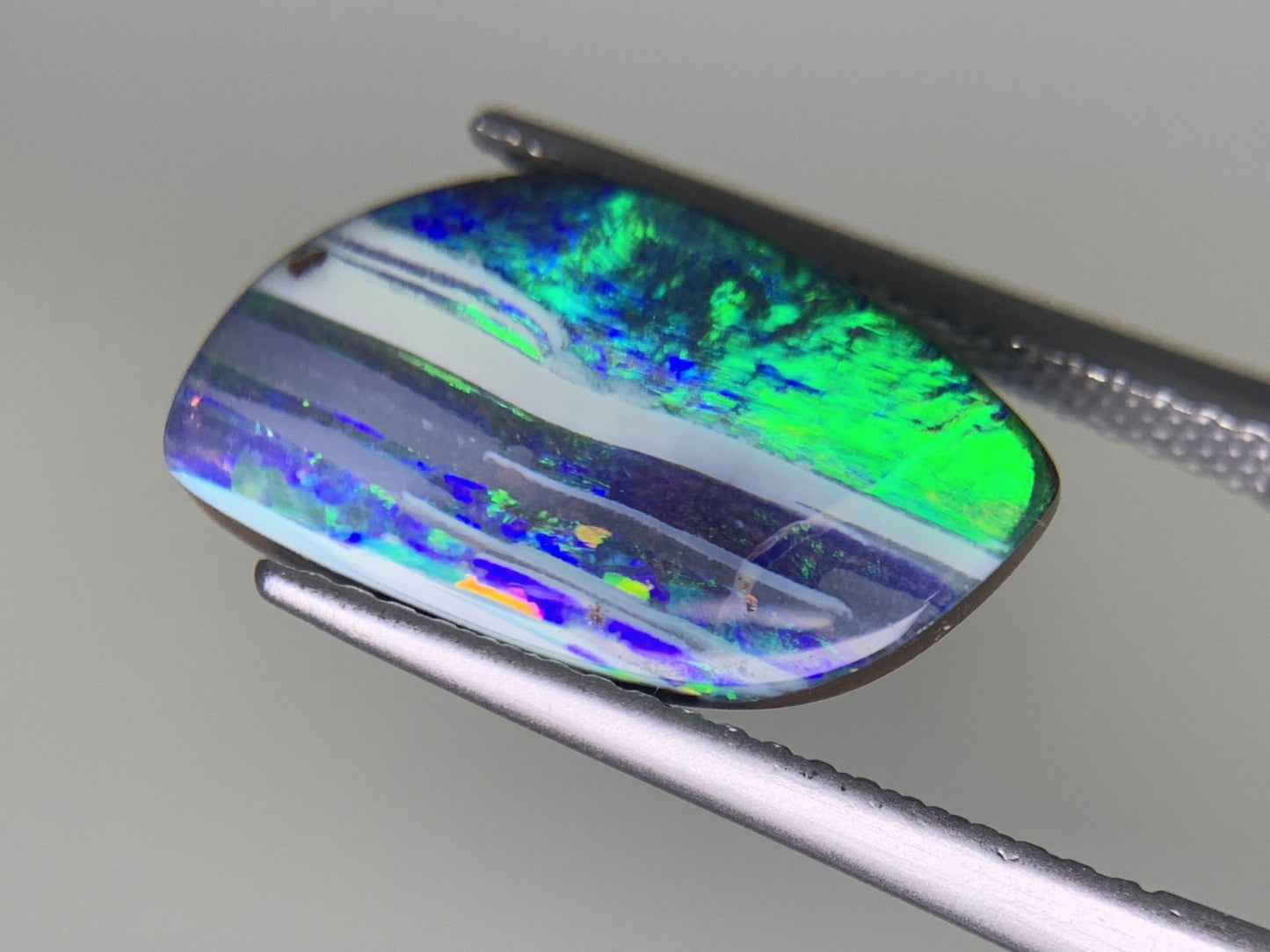 ボルダーオパール 4.679ct  宝石ソーティング付き  15.2㎜×9.3㎜×3.4㎜  ルース（ 裸石 ） 1903Y