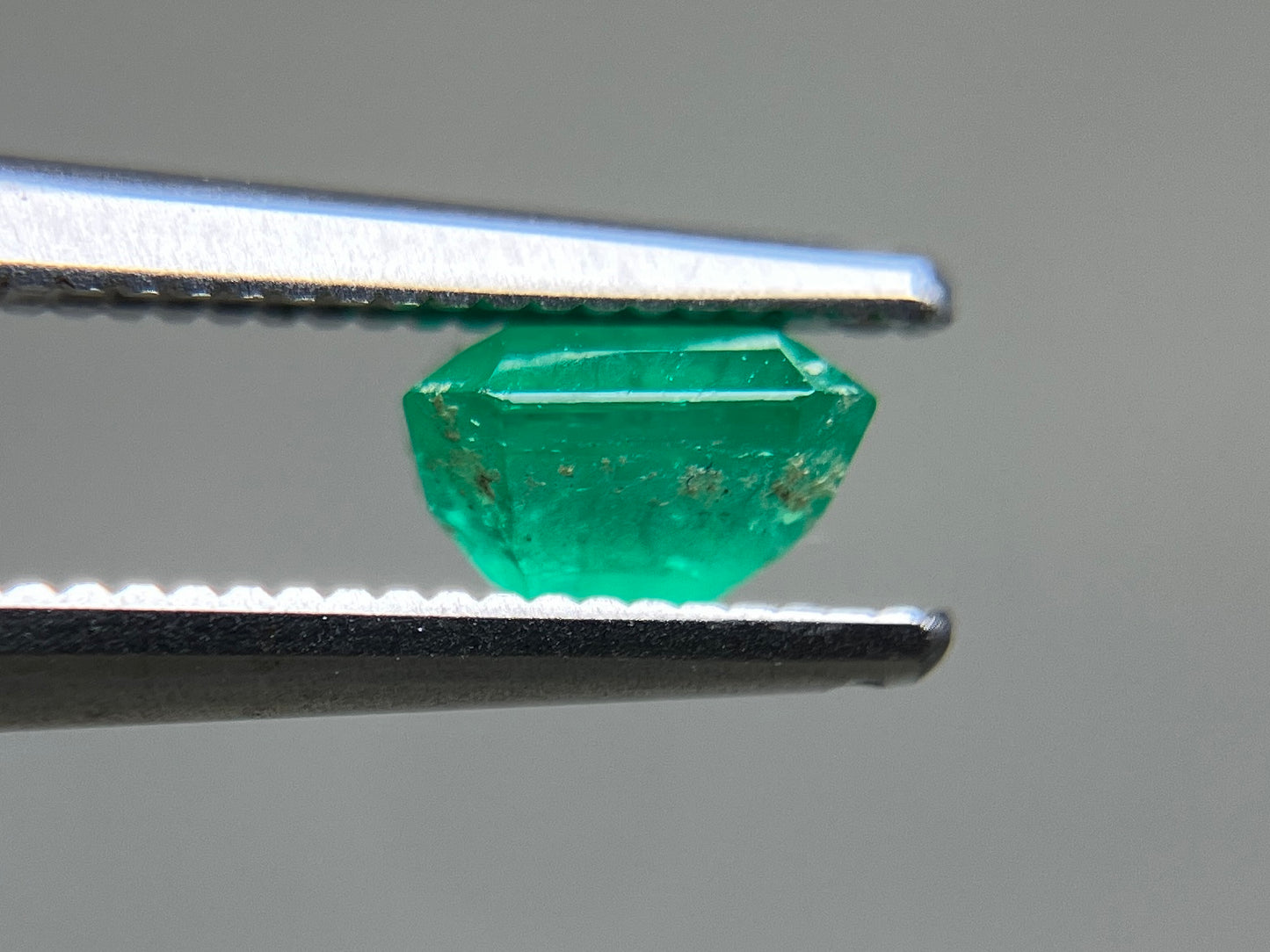 エメラルド 天然 0.792ct 宝石ソーティング付き 5.5㎜×5.5㎜×3.6㎜ ルース（ 裸石 ） 7079YY