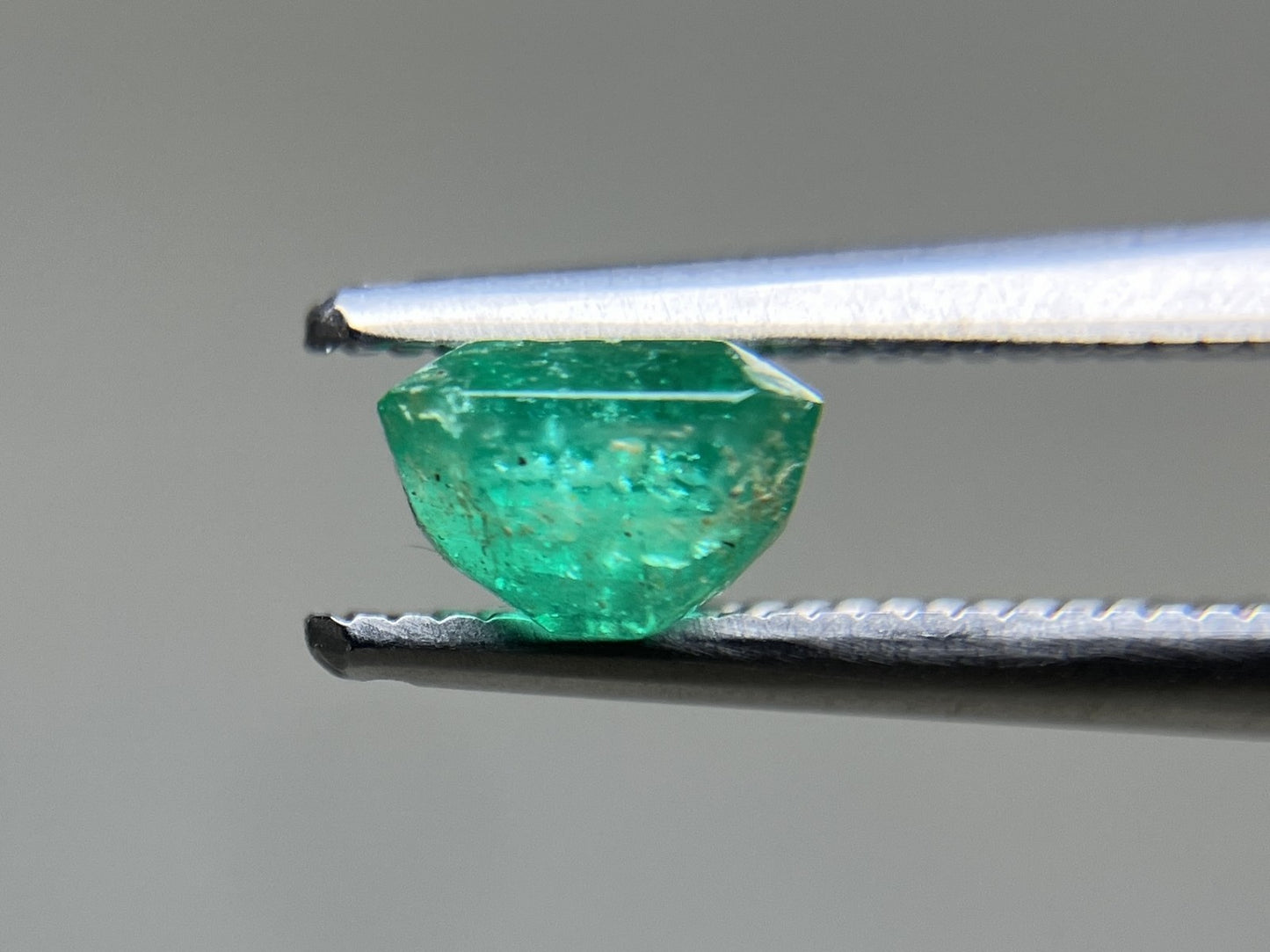 エメラルド 天然 0.792ct 宝石ソーティング付き 5.5㎜×5.5㎜×3.6㎜ ルース（ 裸石 ） 7079YY