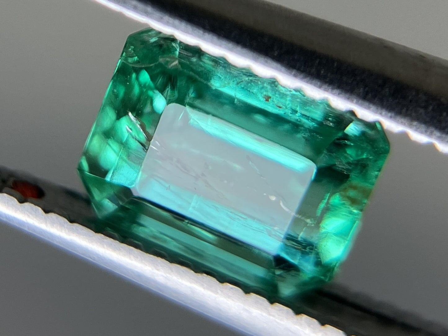 エメラルド 1.068ct 中央宝石ソーティング付き  6.39㎜×5.31㎜×4.34㎜  ルース（ 裸石 ） 4082YY