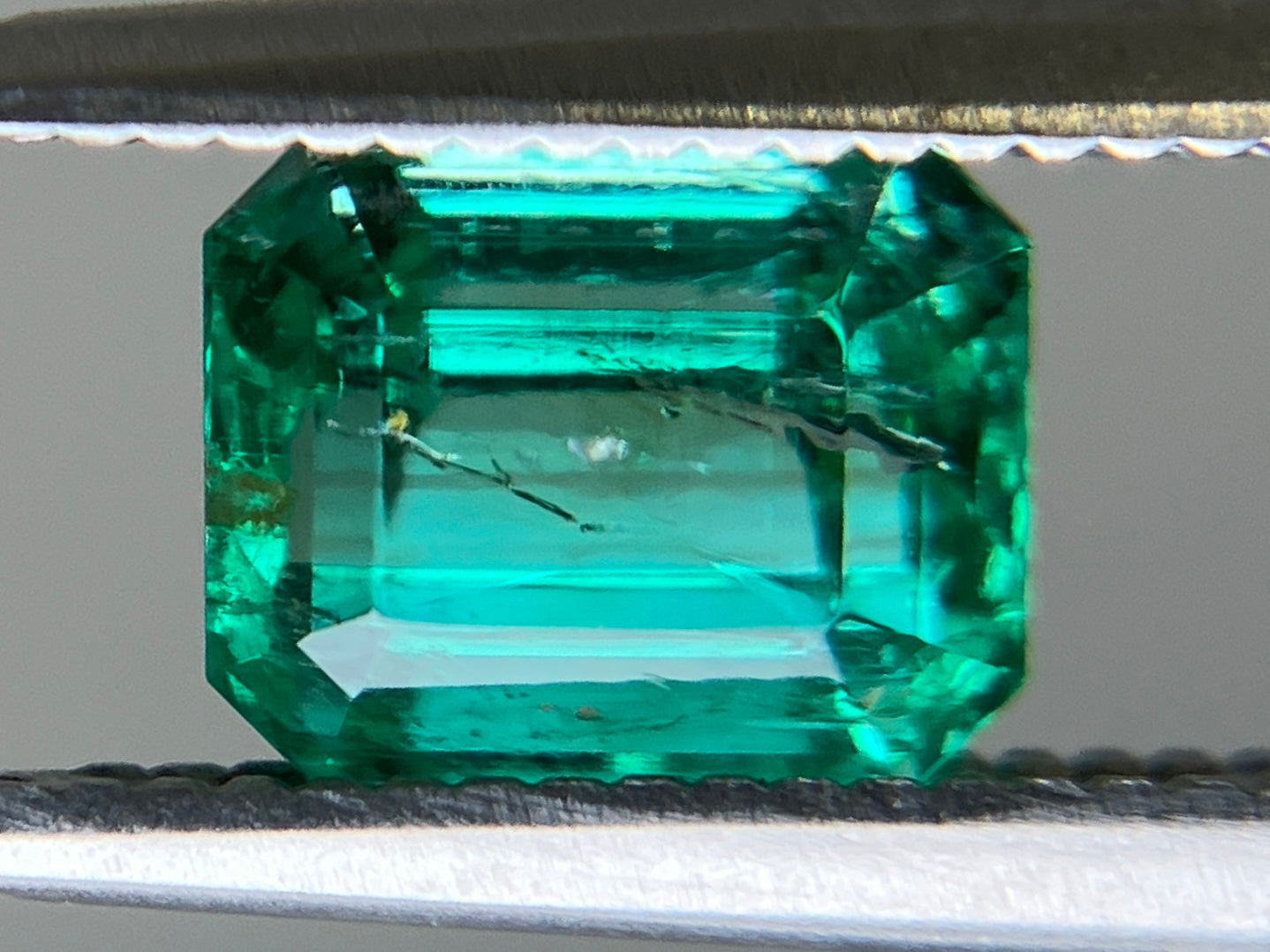 エメラルド 1.068ct 中央宝石ソーティング付き  6.39㎜×5.31㎜×4.34㎜  ルース（ 裸石 ） 4082YY