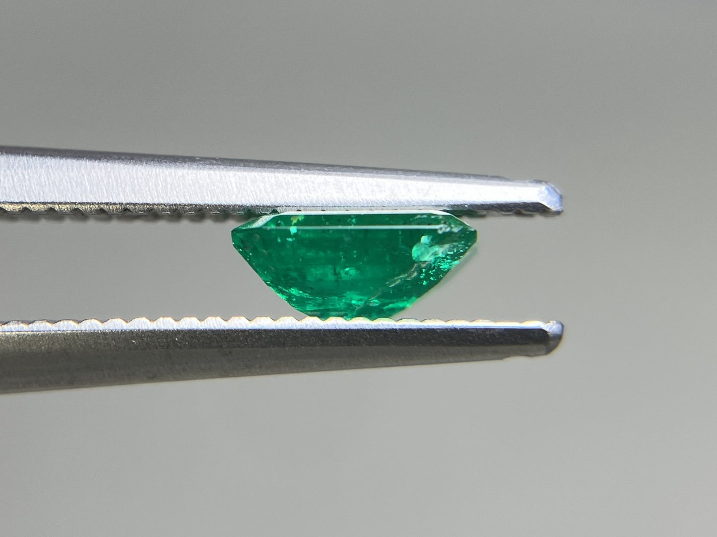 エメラルド 天然 0.611ct 宝石ソーティング付き 5.9㎜×5.0㎜×2.7㎜ ルース（ 裸石 ） 7072YY