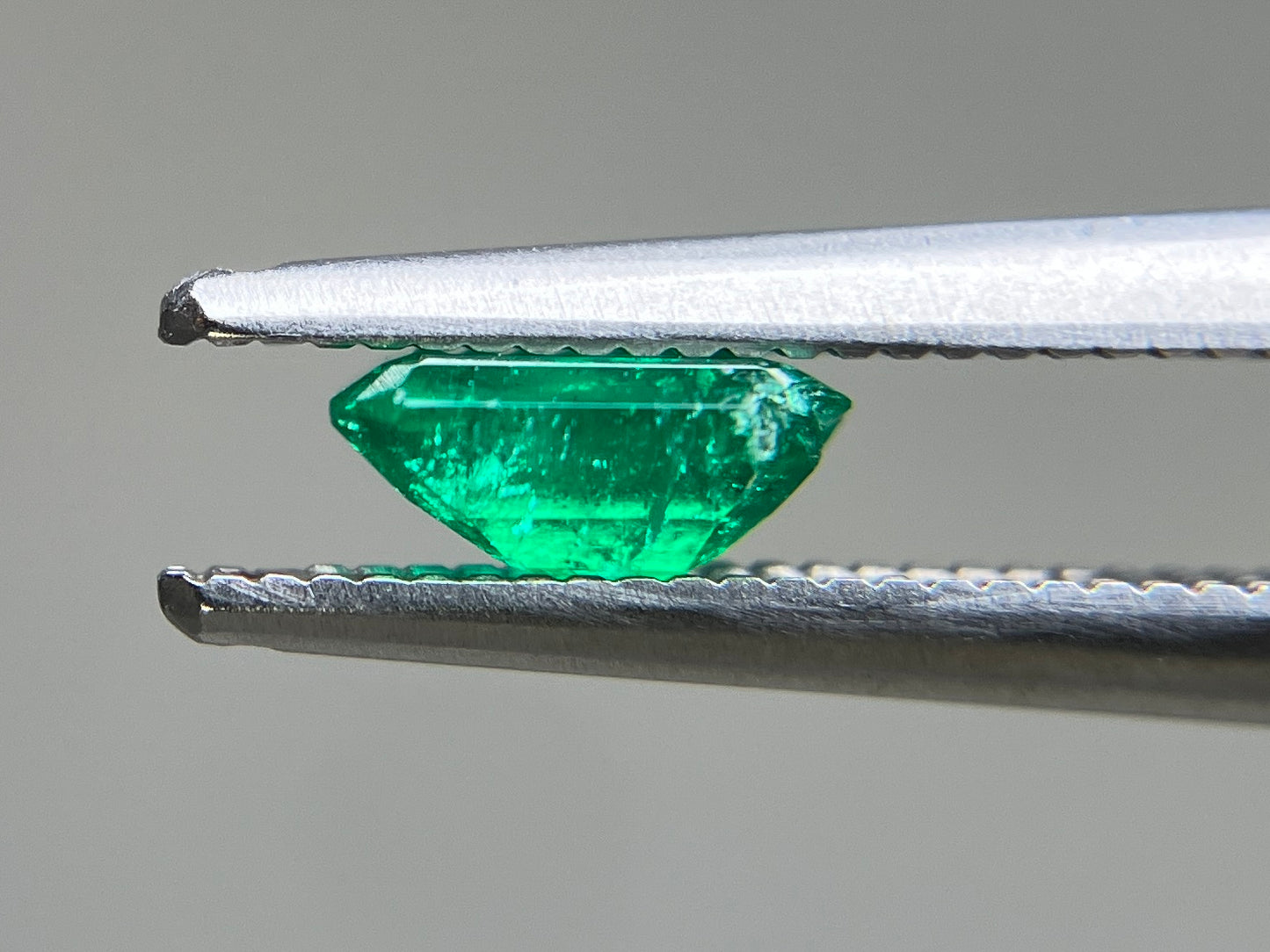 エメラルド 天然 0.611ct 宝石ソーティング付き 5.9㎜×5.0㎜×2.7㎜ ルース（ 裸石 ） 7072YY