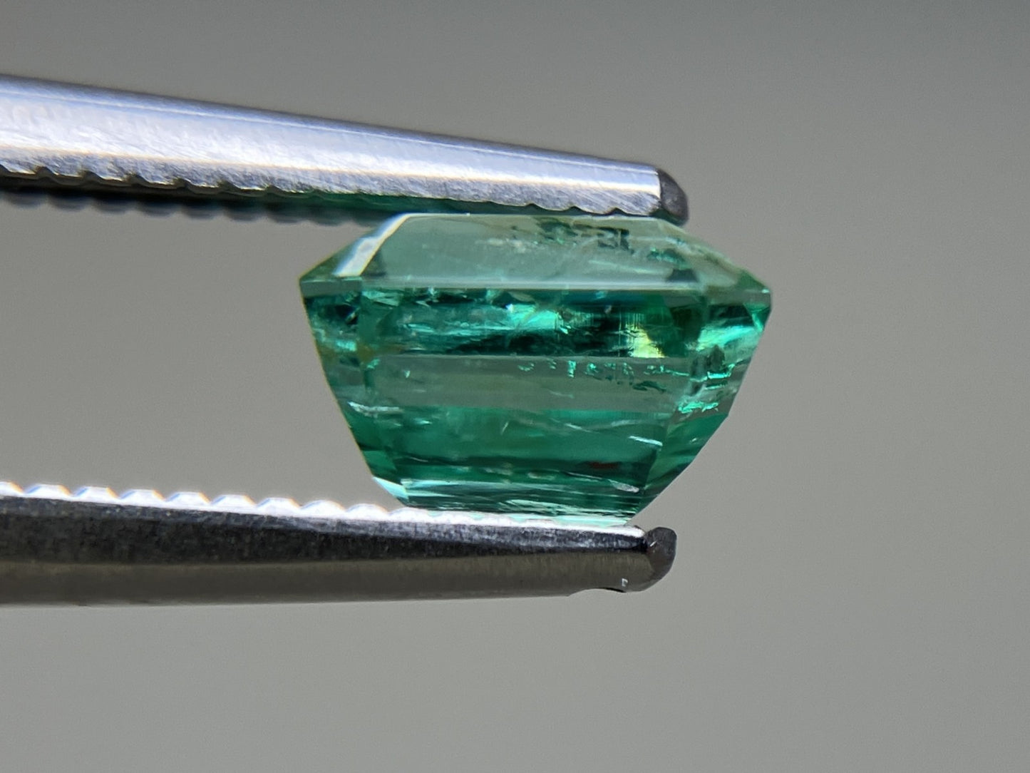 エメラルド 1.068ct 中央宝石ソーティング付き  6.39㎜×5.31㎜×4.34㎜  ルース（ 裸石 ） 4082YY