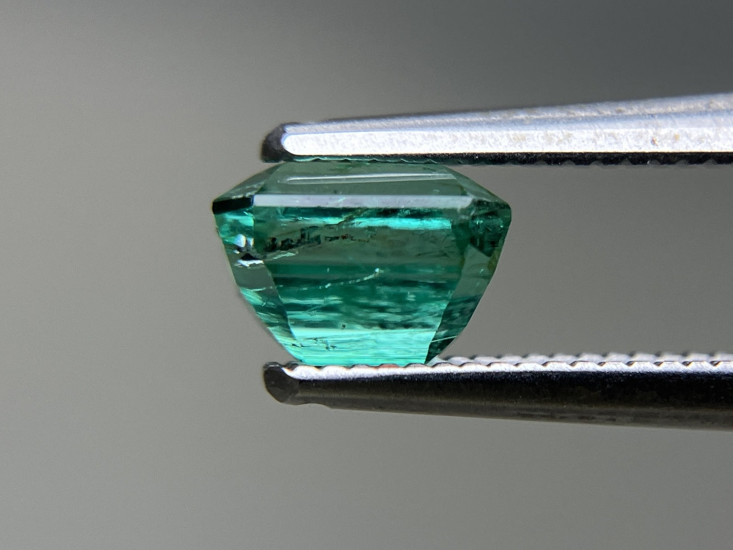 エメラルド 1.068ct 中央宝石ソーティング付き  6.39㎜×5.31㎜×4.34㎜  ルース（ 裸石 ） 4082YY