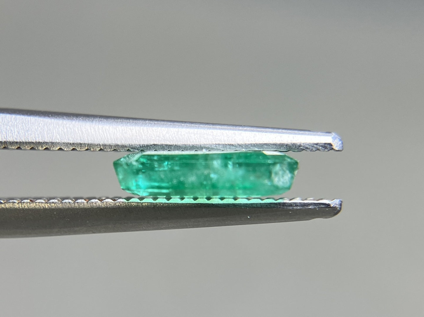 エメラルド 天然 1.043ct 宝石ソーティング付き 7.9㎜×5.8㎜×1.9㎜ ルース（ 裸石 ） 7052YY