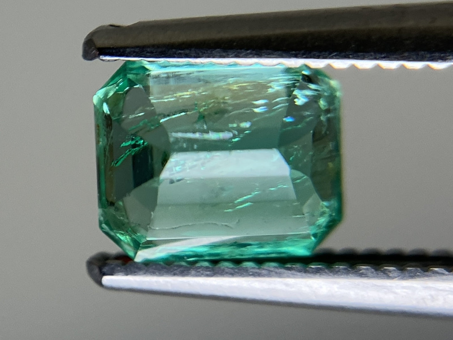 エメラルド 1.068ct 中央宝石ソーティング付き  6.39㎜×5.31㎜×4.34㎜  ルース（ 裸石 ） 4082YY