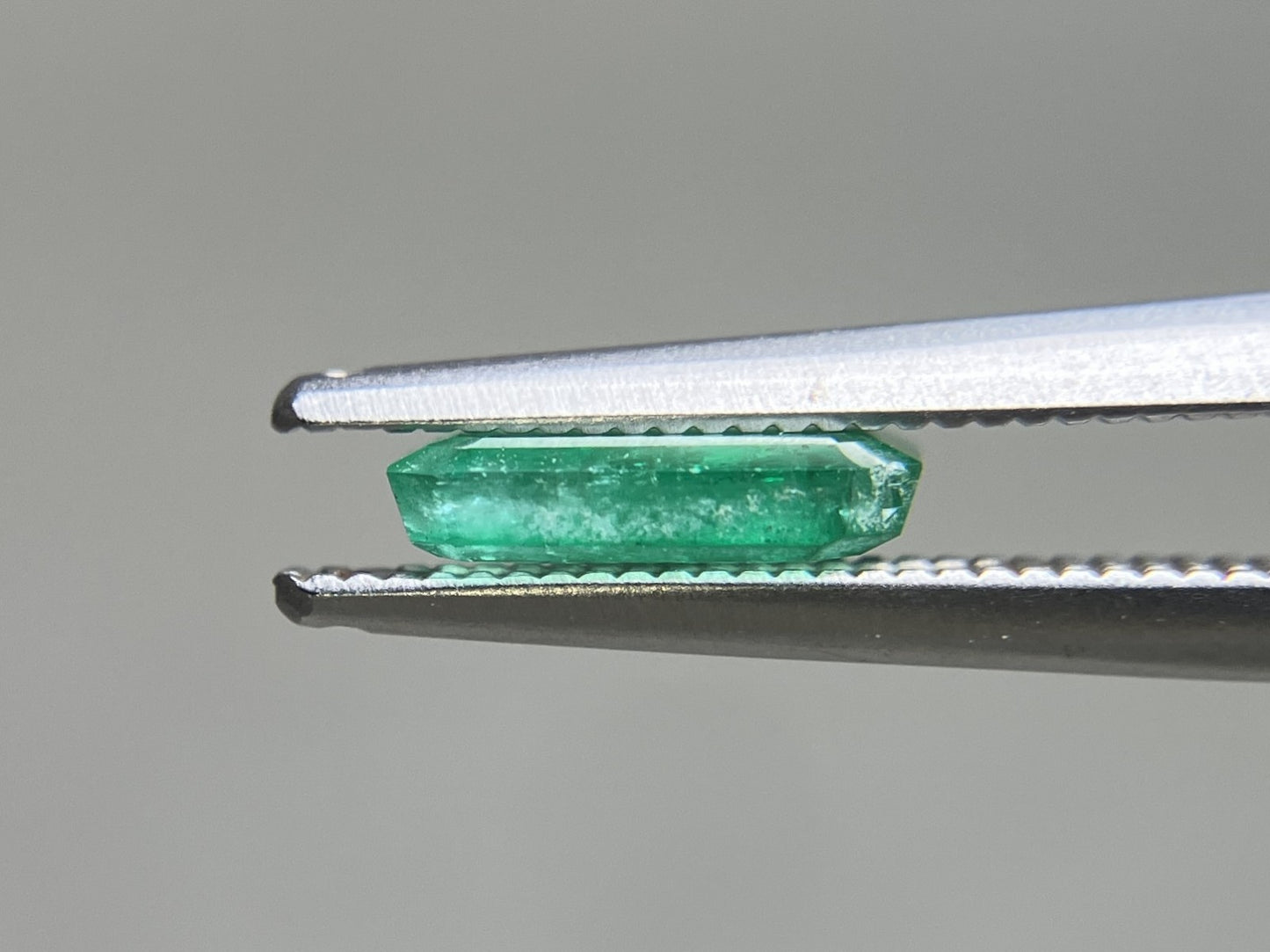 エメラルド 天然 1.043ct 宝石ソーティング付き 7.9㎜×5.8㎜×1.9㎜ ルース（ 裸石 ） 7052YY