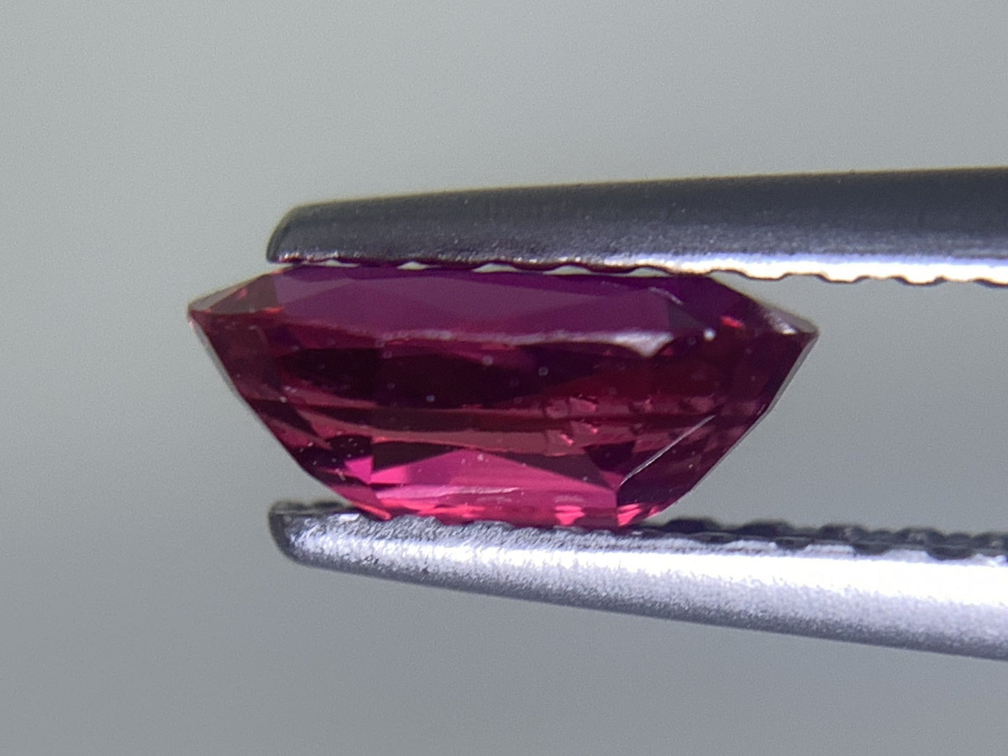 ルビー 天然  0.834ct  中央宝石ソーティング付き  7.17㎜×4.43㎜×2.92㎜  ルース（ 裸石 ） 5824Y