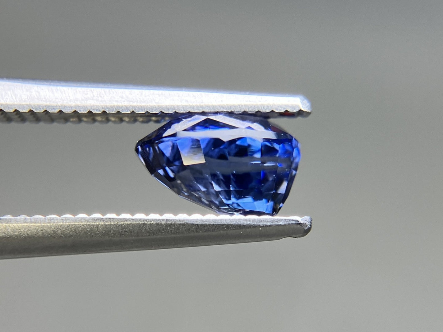 ブルーサファイア 天然 1.943ct 中央宝石ソーティング付き 7.46㎜×6.04㎜×4.64㎜ ルース（ 裸石 ） 6361YY