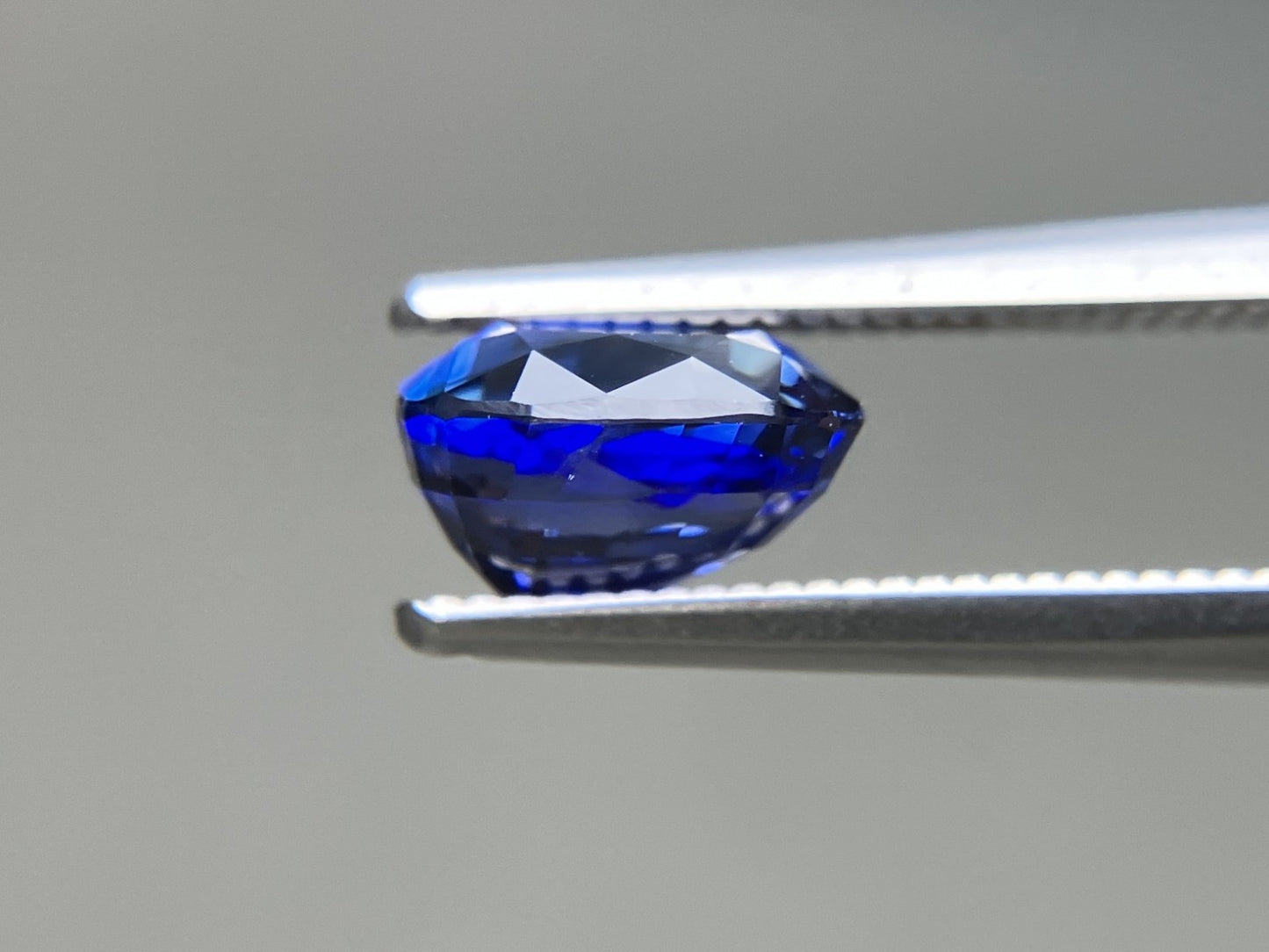 ブルーサファイア 天然 1.943ct 中央宝石ソーティング付き 7.46㎜×6.04㎜×4.64㎜ ルース（ 裸石 ） 6361YY