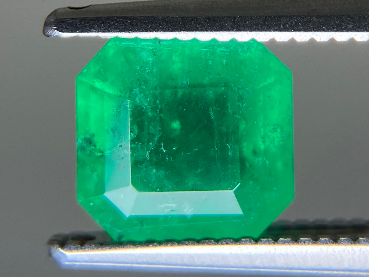 エメラルド 天然 1.653ct 中央宝石ソーティング付き 6.80㎜×6.61㎜×4.80㎜ ルース（ 裸石 ） 7065YY