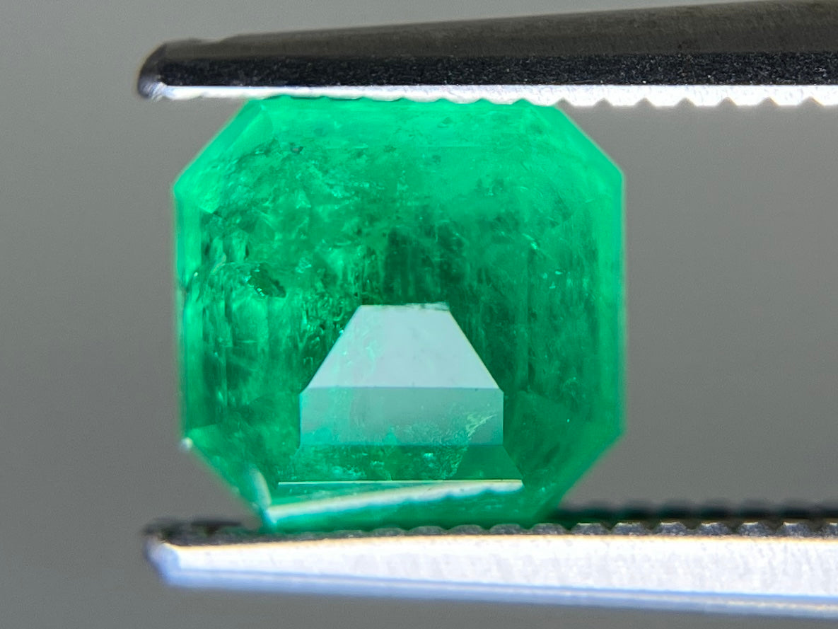 エメラルド 天然 1.653ct 中央宝石ソーティング付き 6.80㎜×6.61㎜×4.80㎜ ルース（ 裸石 ） 7065YY