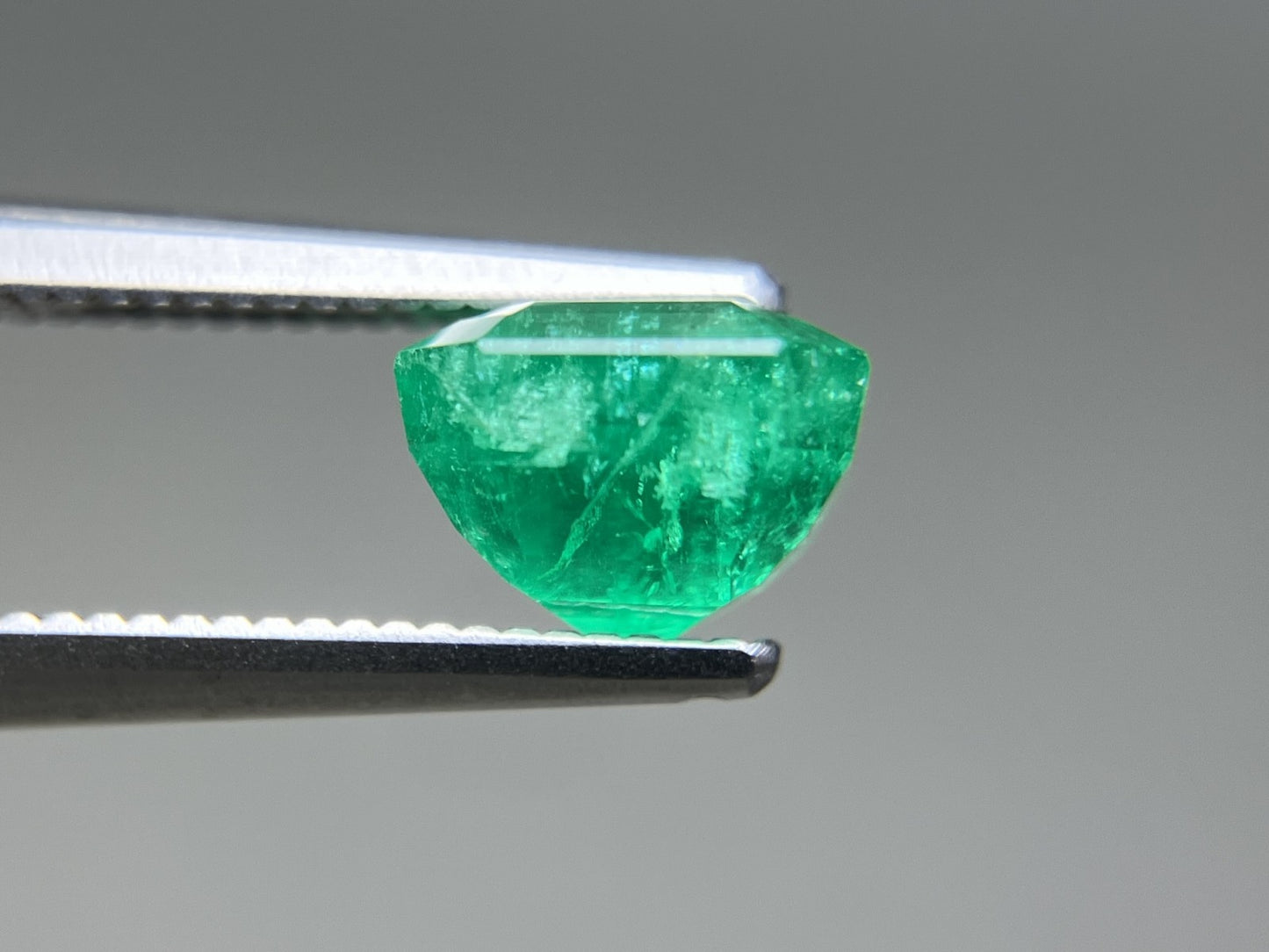 エメラルド 天然 1.653ct 中央宝石ソーティング付き 6.80㎜×6.61㎜×4.80㎜ ルース（ 裸石 ） 7065YY