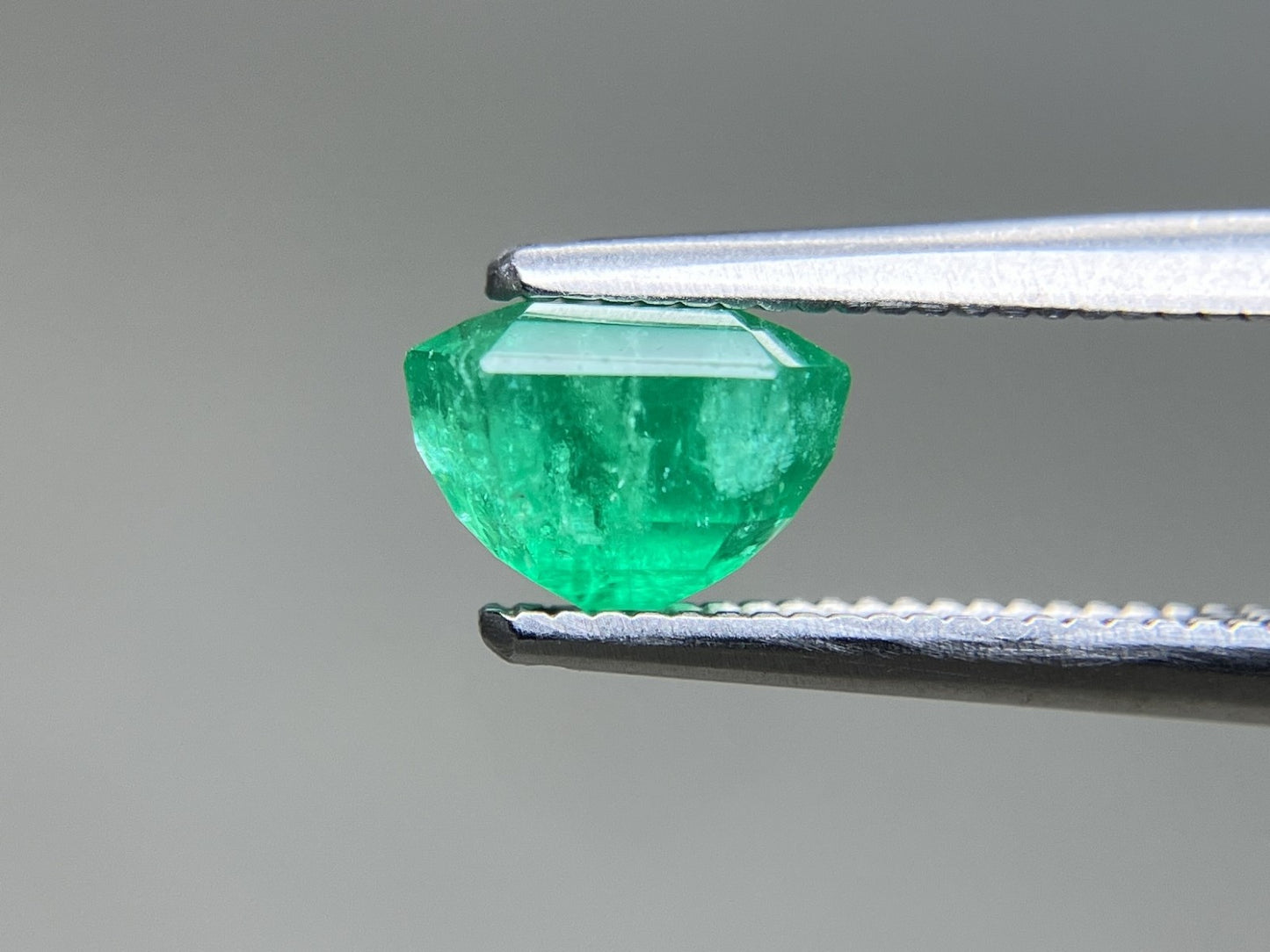 エメラルド 天然 1.653ct 中央宝石ソーティング付き 6.80㎜×6.61㎜×4.80㎜ ルース（ 裸石 ） 7065YY