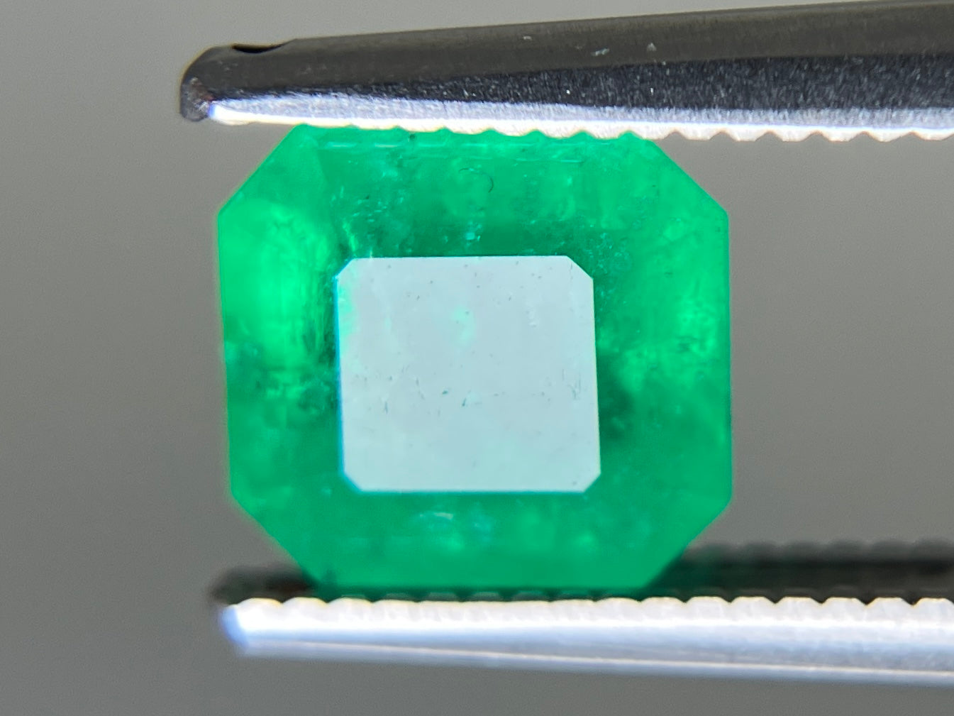 エメラルド 天然 1.653ct 中央宝石ソーティング付き 6.80㎜×6.61㎜×4.80㎜ ルース（ 裸石 ） 7065YY